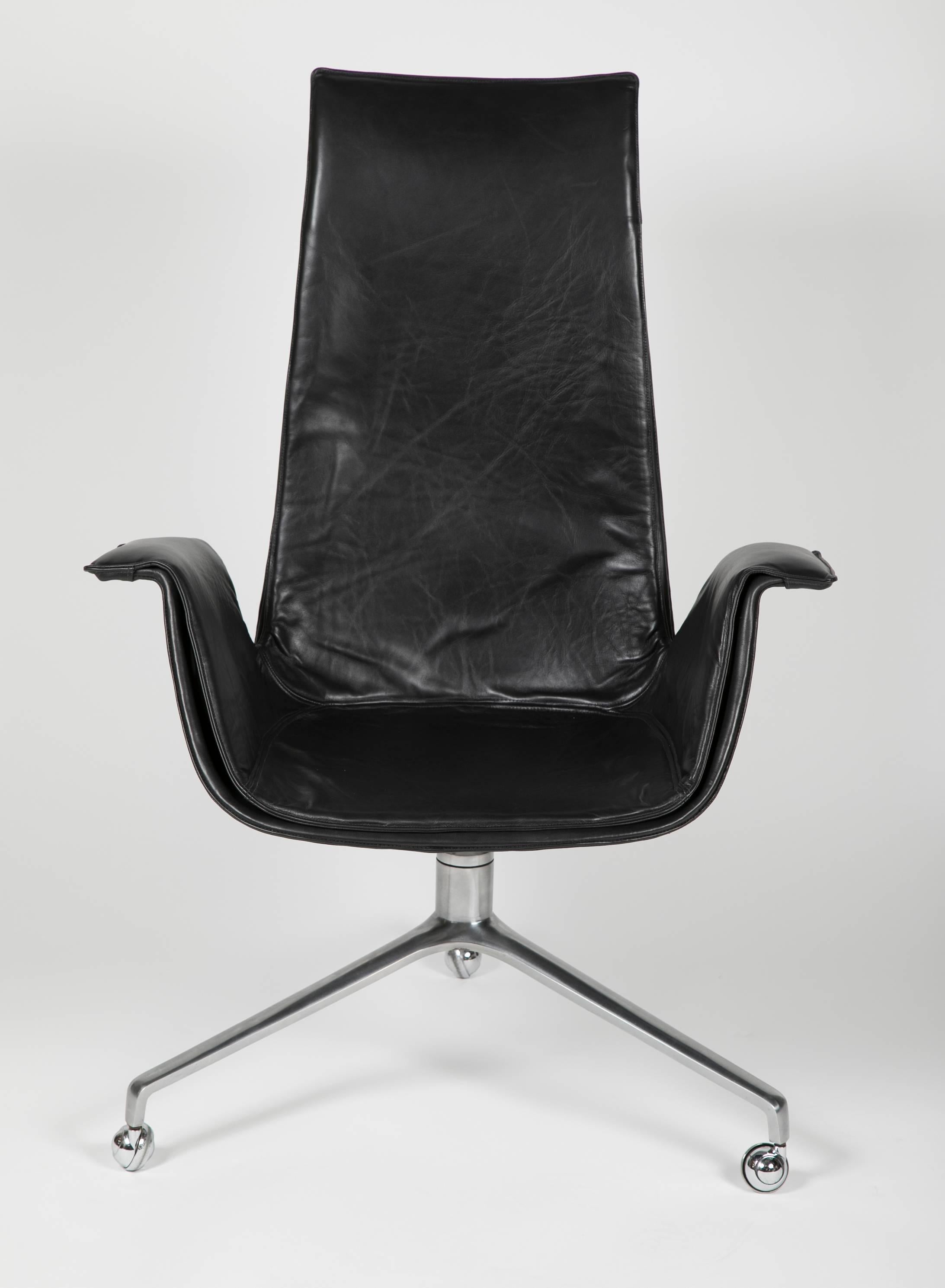 Chaise Bird de Jorgen Kastholm et Preben Fabricius pour Alfred Kill. Ce modèle de chaise de bureau est équipé de roulettes, plus rares. Nouvellement recouvert de cuir Sorensen noir.