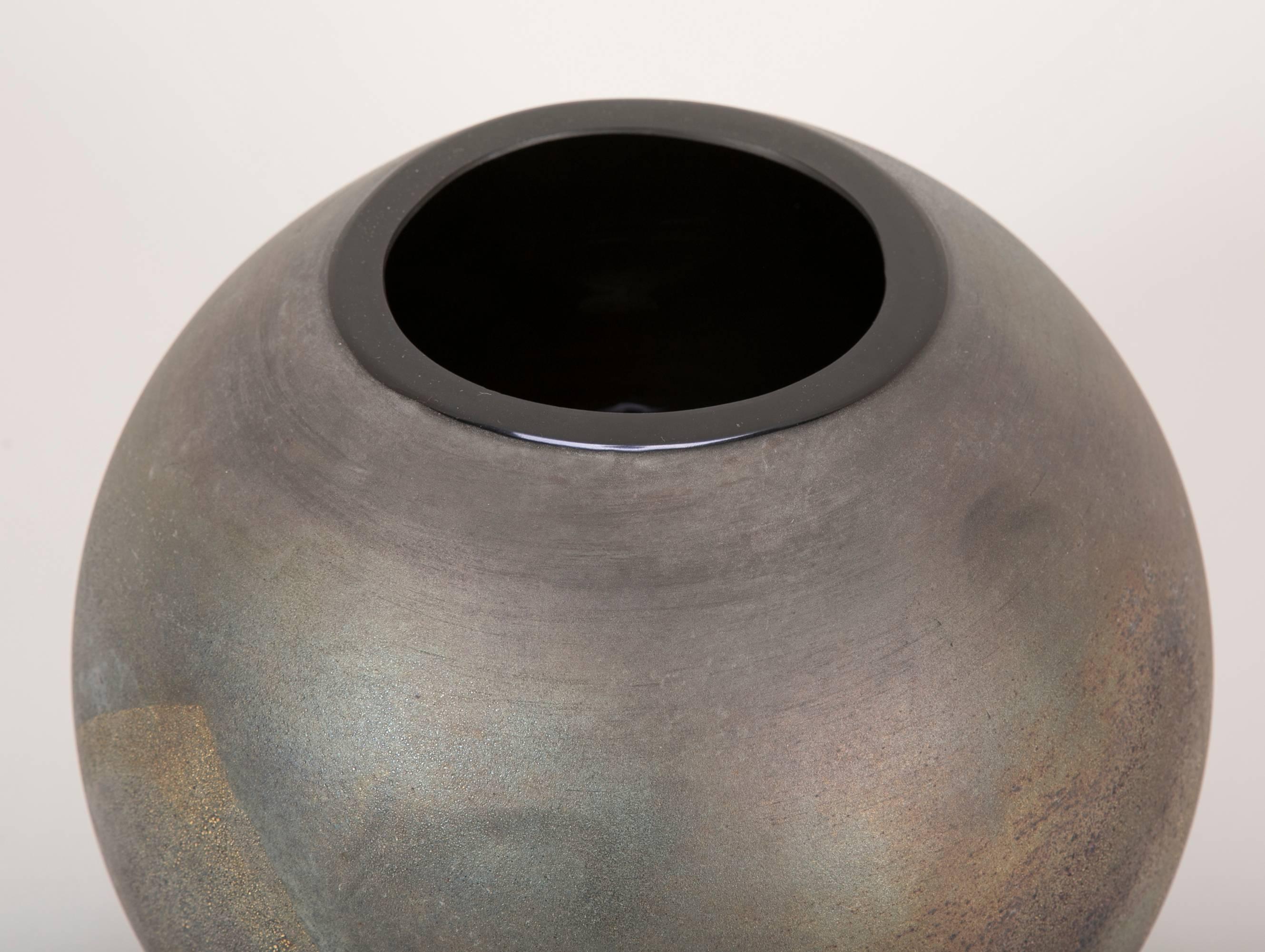 Kugelförmige Vase aus Cenedesischem Muranoglas, schwarzes Glas mit schillerndem Scavo-Finish, Italien.