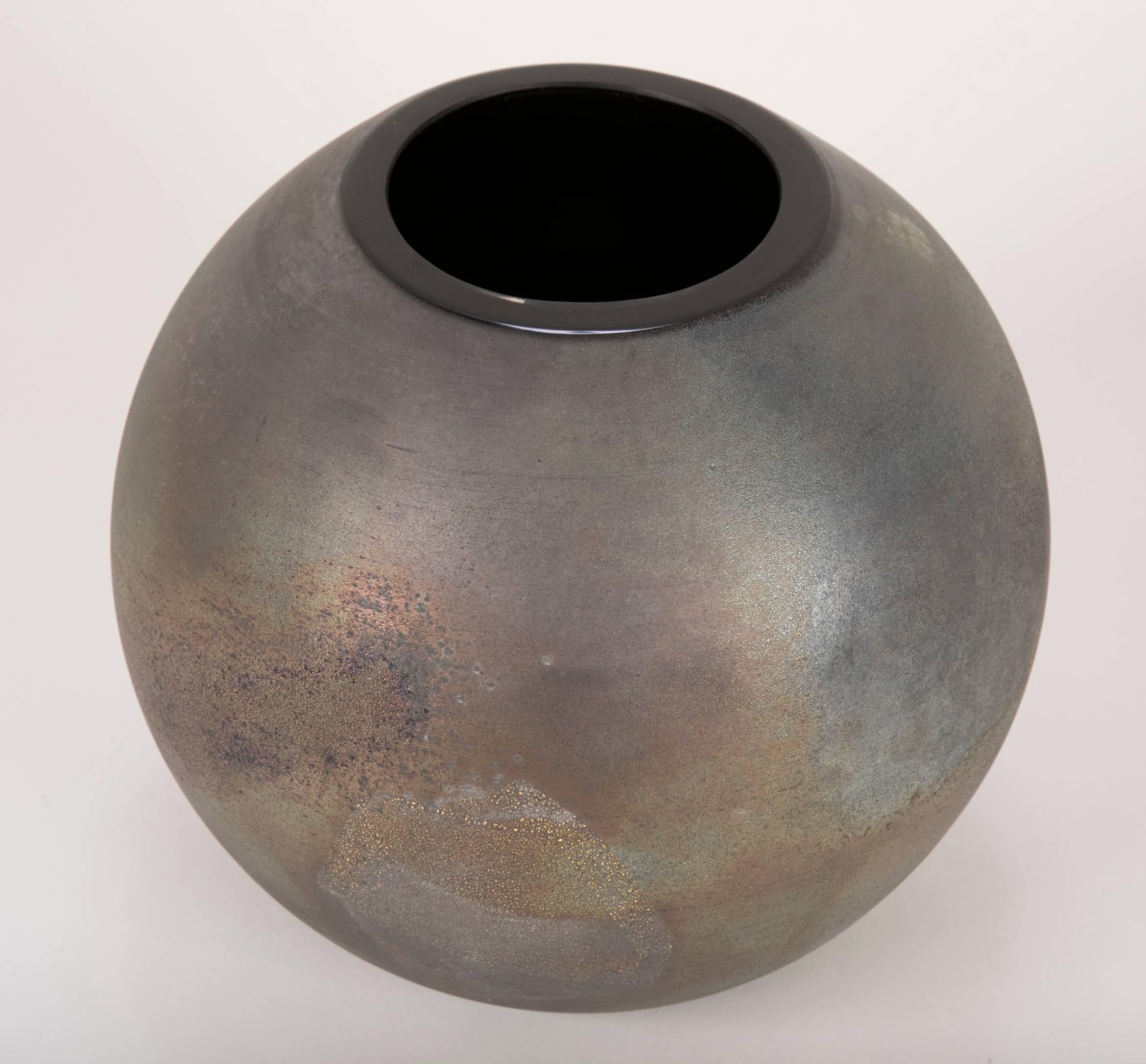 Kugelförmige Vase aus Muranoglas von Cenedese mit schillerndem Scavo-Finish (Moderne) im Angebot