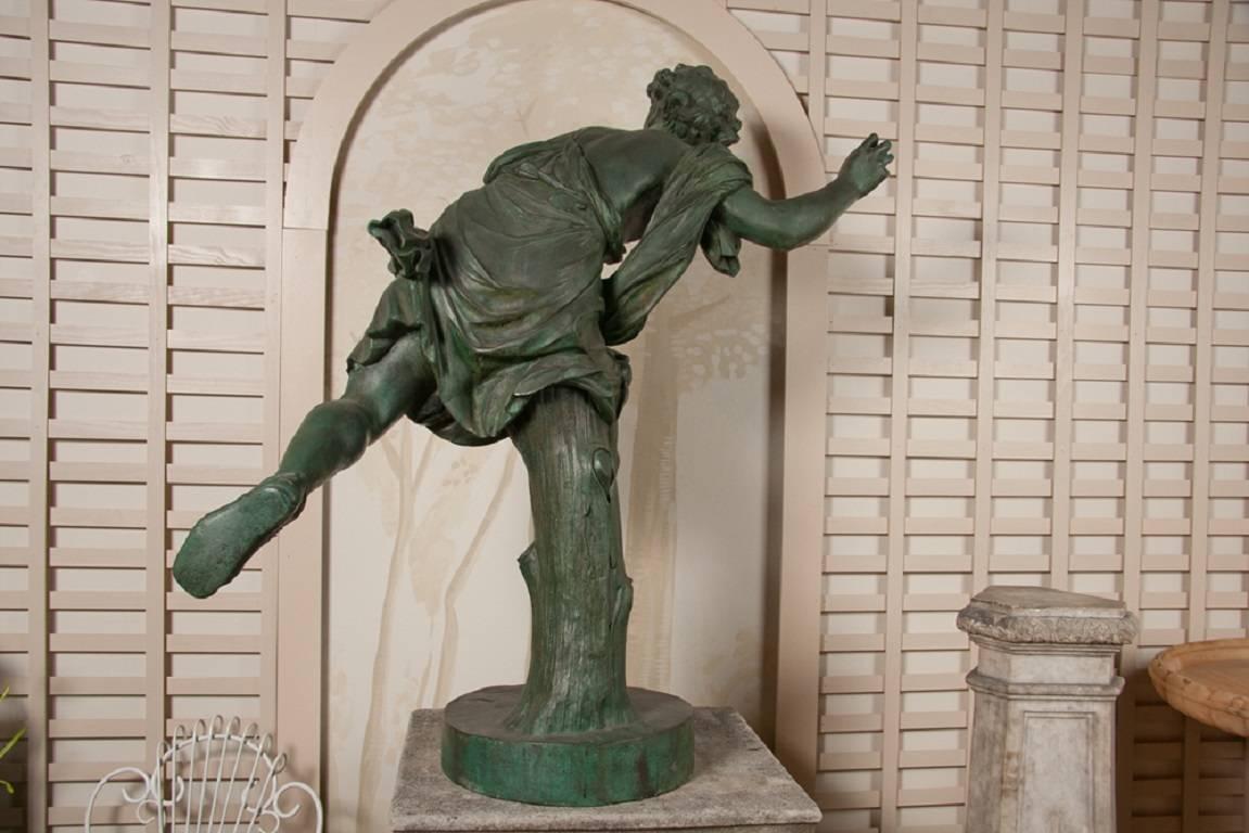 Représentation d'Hippomène, personnage de la mythologie grecque. Il était le seul mâle digne d'épouser Atalante, la célèbre vierge chasseresse du roi. Restauré par Smith et Plowden, qui réalisent toutes les statues des jardins de la Reine.
 