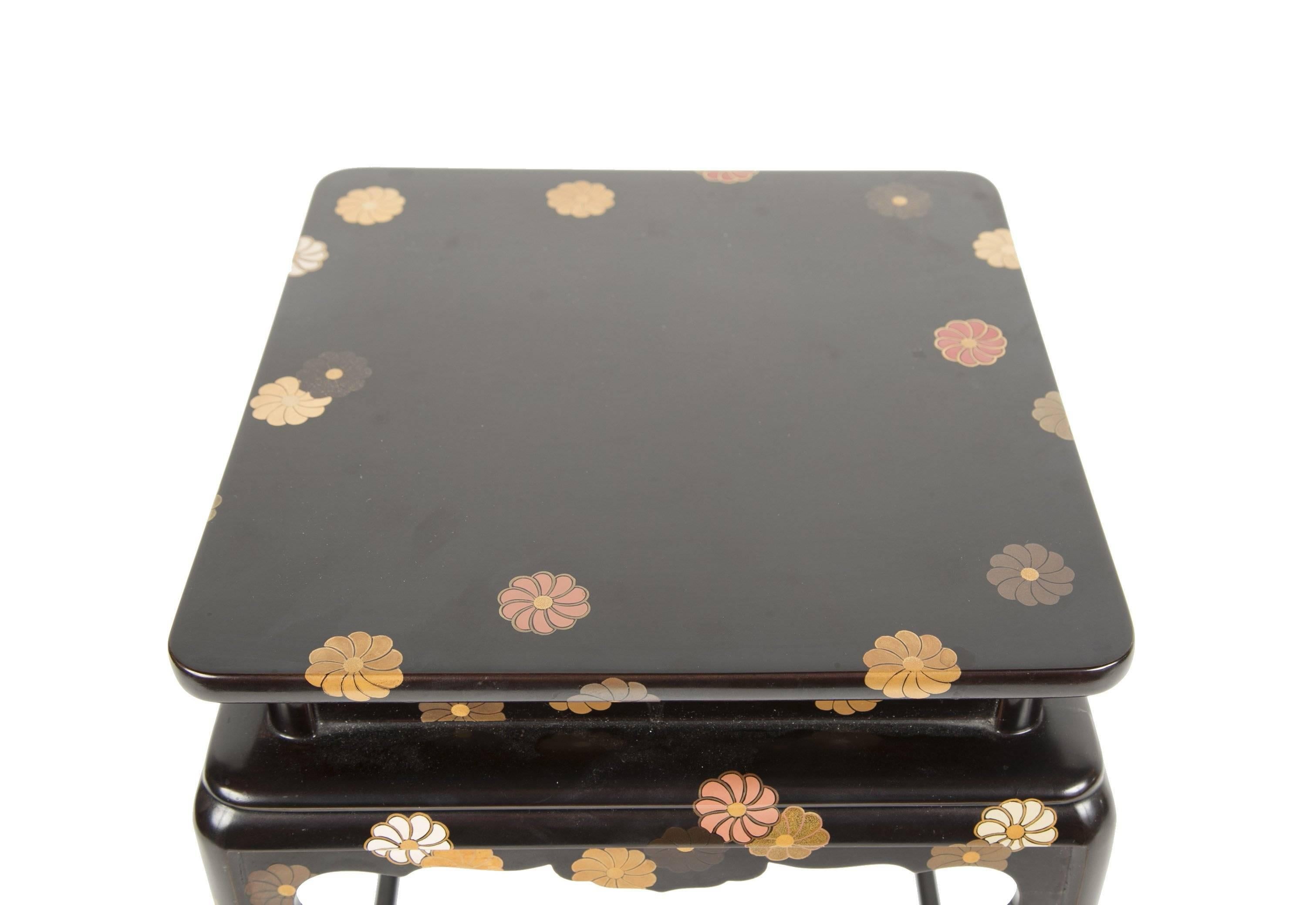 Japanese Black Lacquered Cocktail Table With Chrysanthemum Design In Good Condition In Stamford, CT