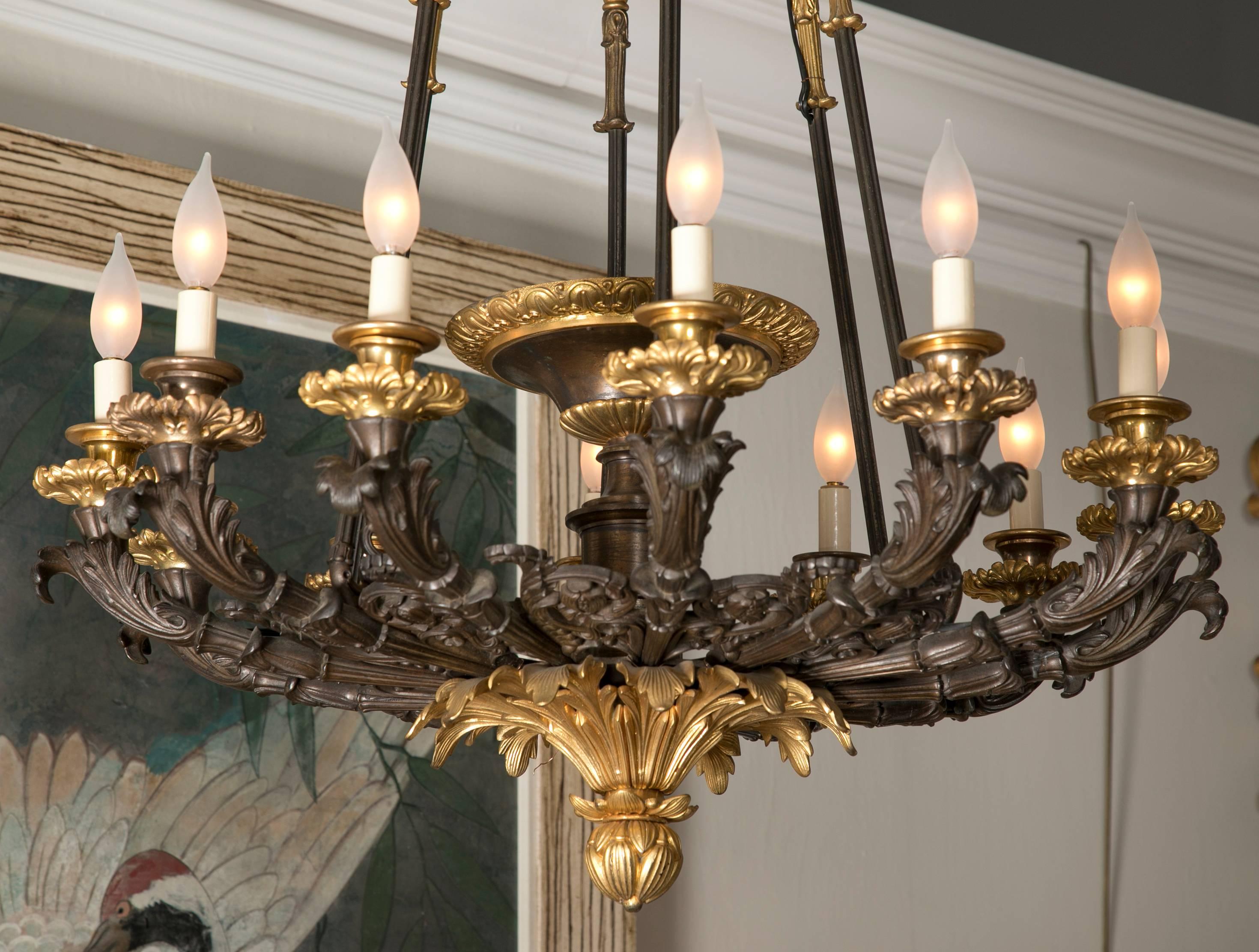 Palatial lustre napoléonien à 12 lumières en bronze patiné et doré.  Provenance : Succession d'Andrew Hall, Southport, CT.