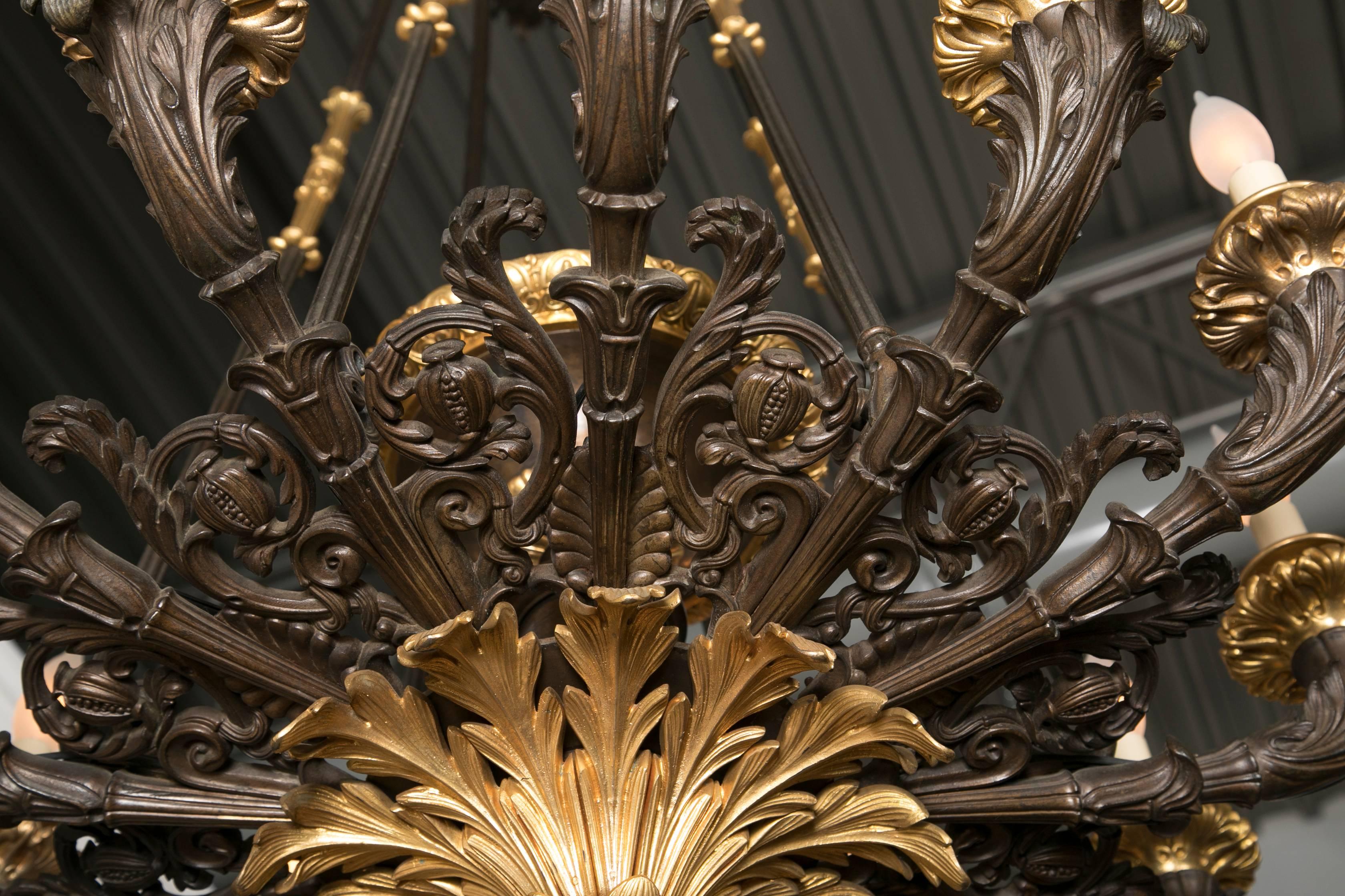 Bronze Lustre Napoléon à douze lumières Palatial D'Ore et bronze patiné en vente