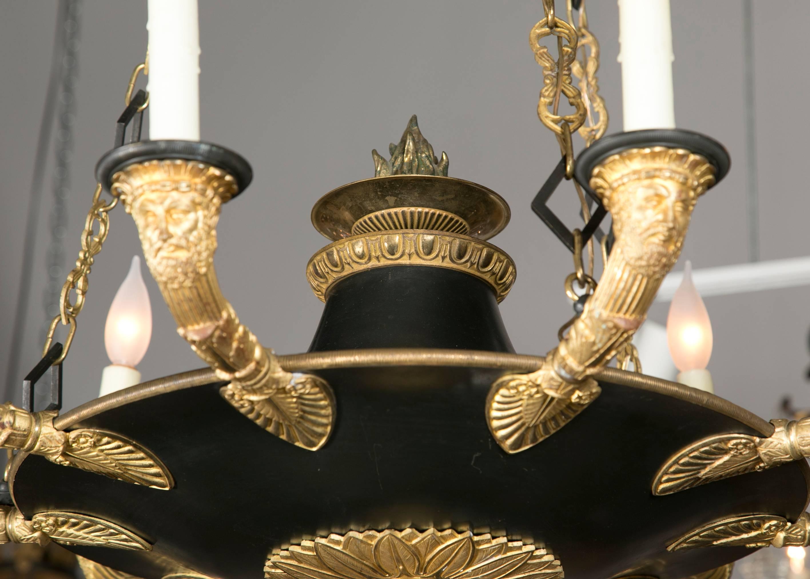 Neunflammiger D'ore-Kronleuchter aus vergoldeter und patinierter Bronze von D'ore (Frühes 19. Jahrhundert) im Angebot