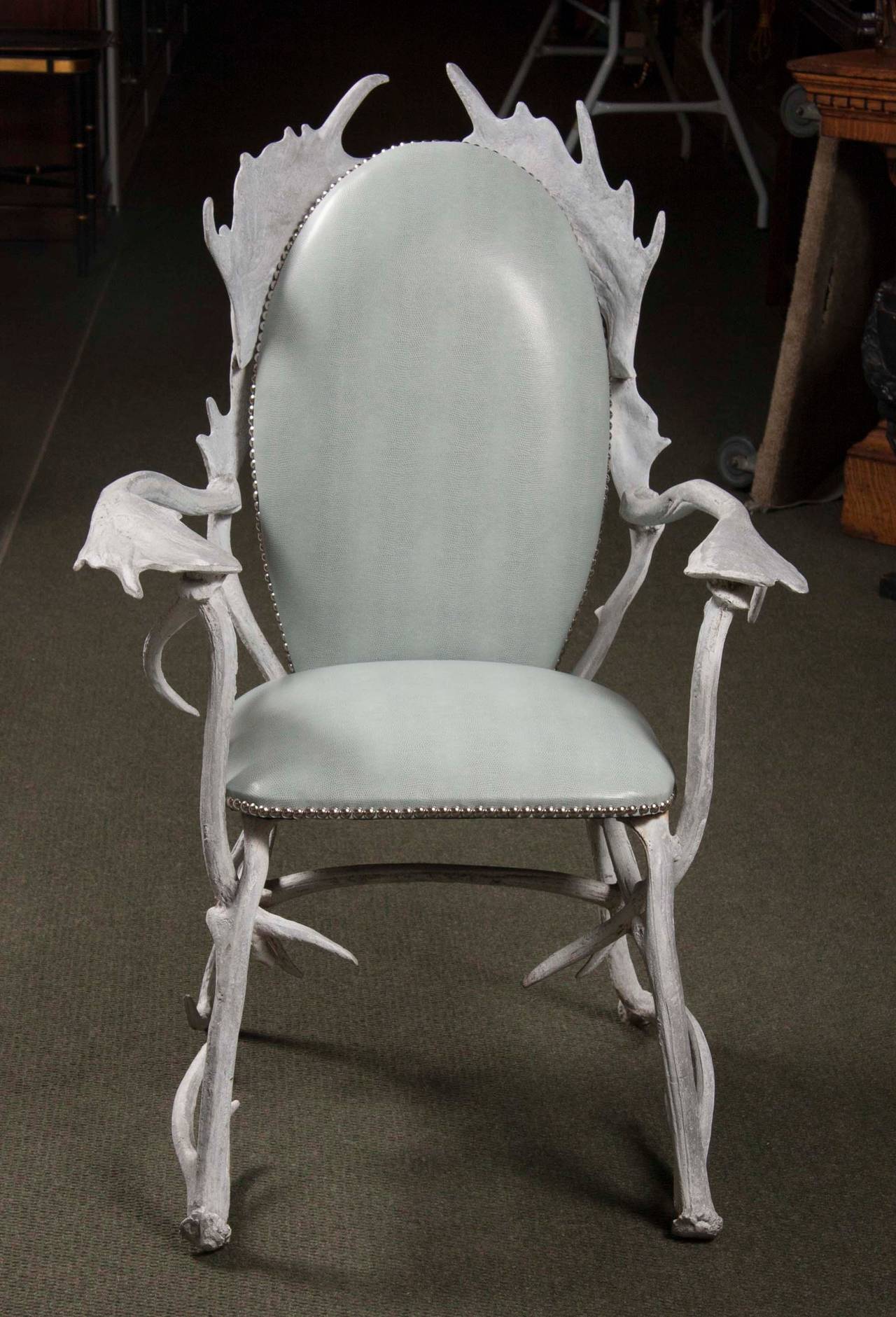 Fabuleuse signature d'Arthur Court:: motif bois de cerf:: paire de chaises en aluminium recouvertes de vinyle.