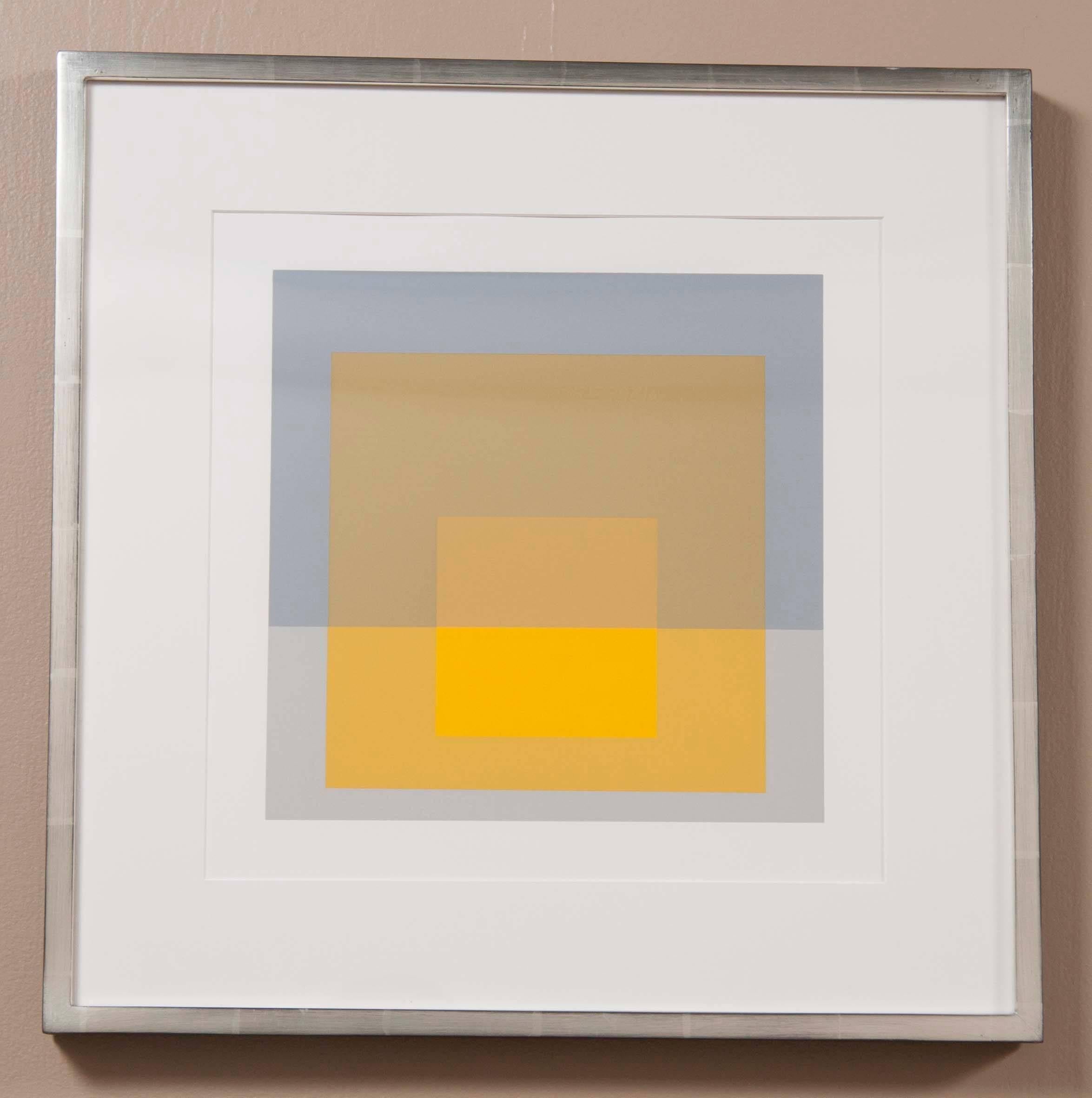 Josef Albers Hommage an das Quadrat aus Formations: Artikulation 1972. Siebdrucke in 12-karätigem Weißgoldrahmen mit säurefreiem MATERIAL für die Archivierung. #176 von 1000 gedruckt.
Gedruckt von Sirocco Siebdruck, New Haven.
Herausgegeben von