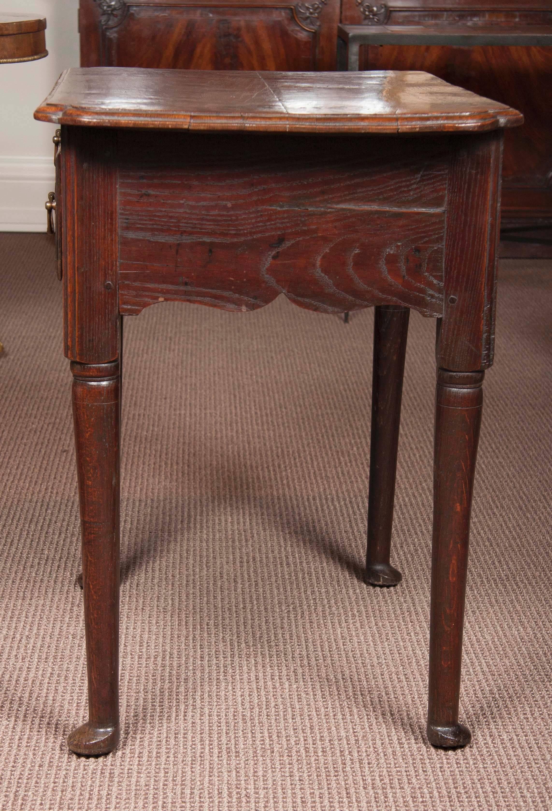 Queen Anne Period Oak Lowboy or Dressing Table In Good Condition In Stamford, CT