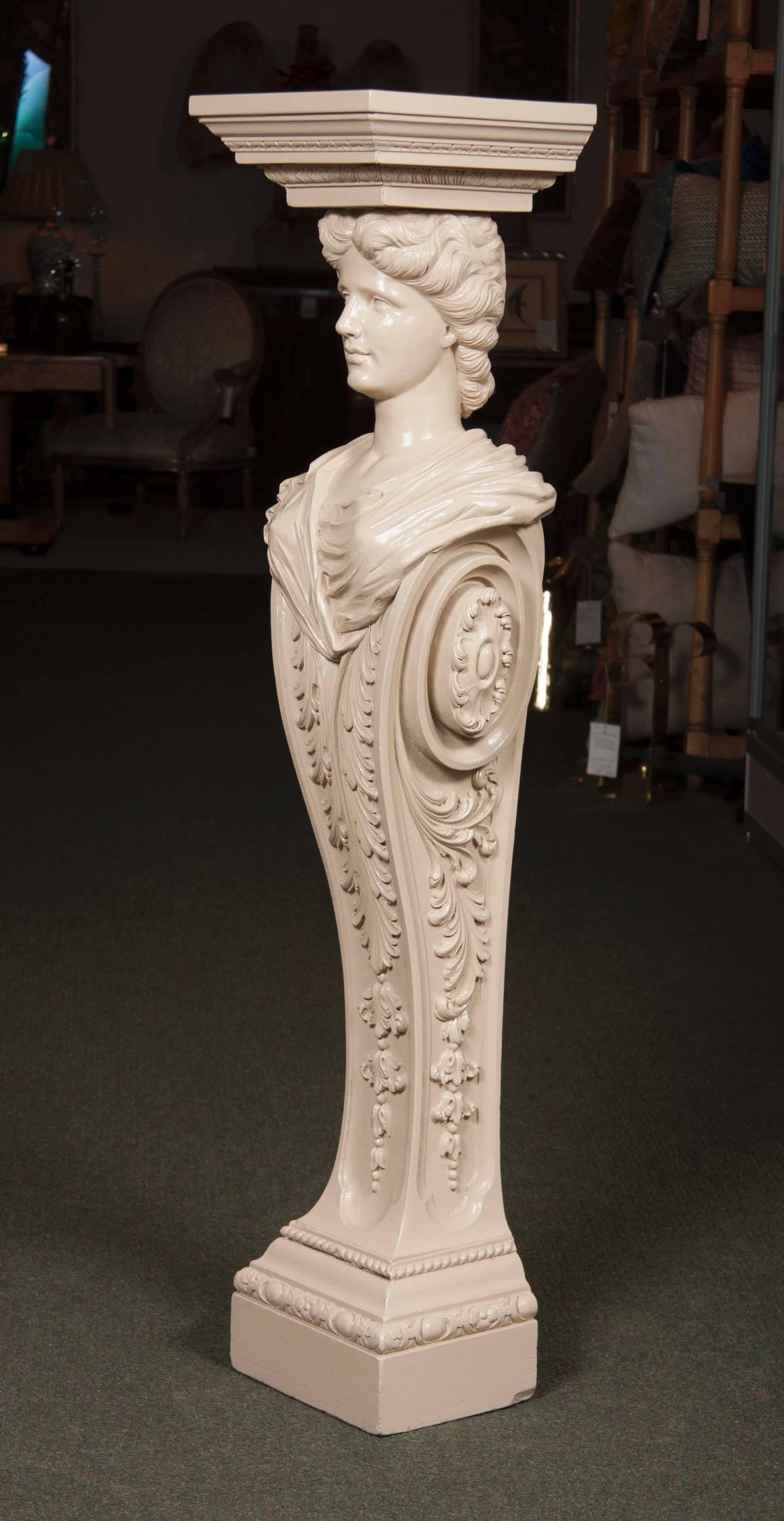 Une paire de piédestaux en bois sculpté, maintenant laqués à la manière de William Kent.