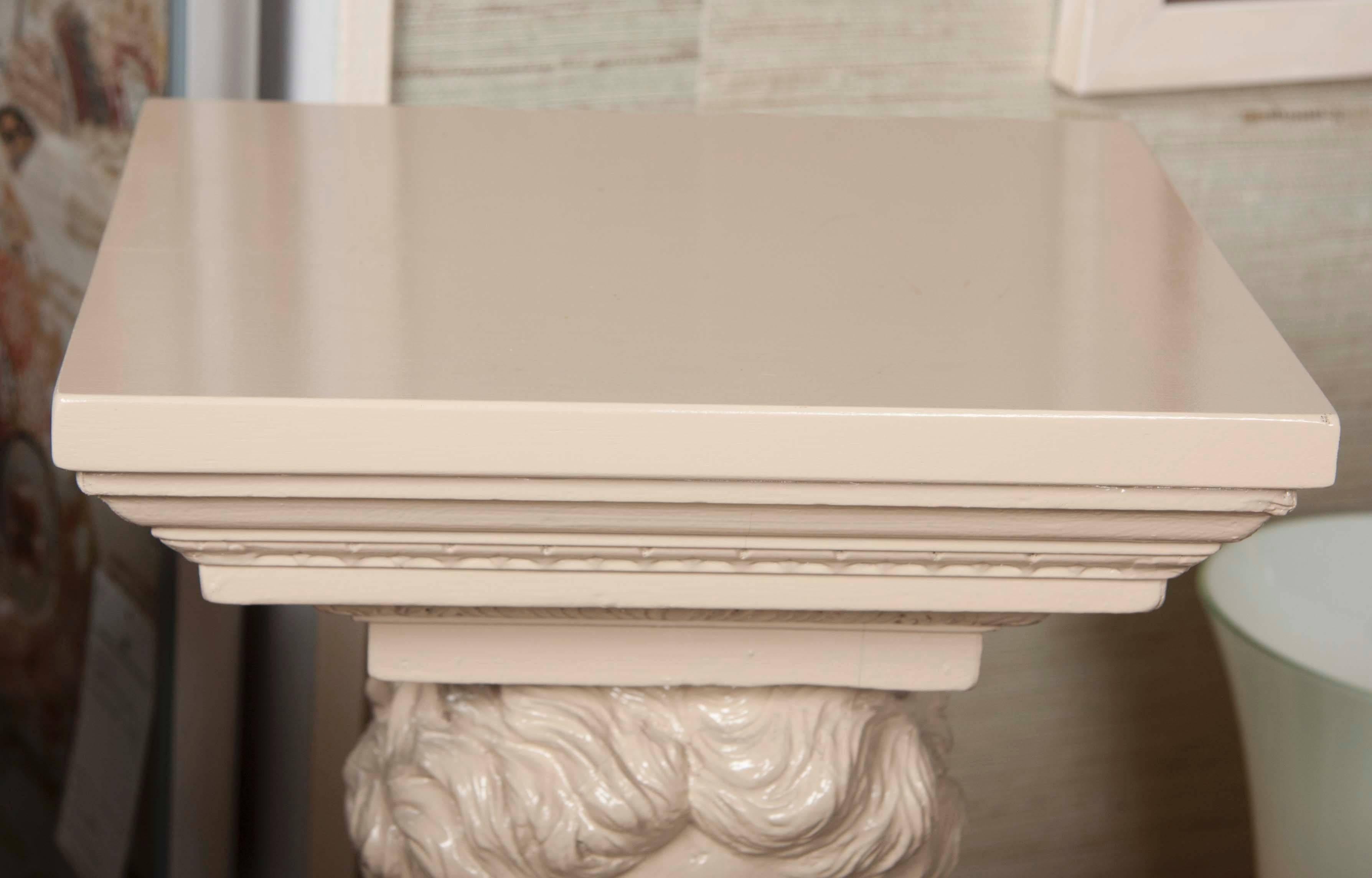 Paar lackierte, geschnitzte Holzsockel in der Art von William Kent im Angebot 4