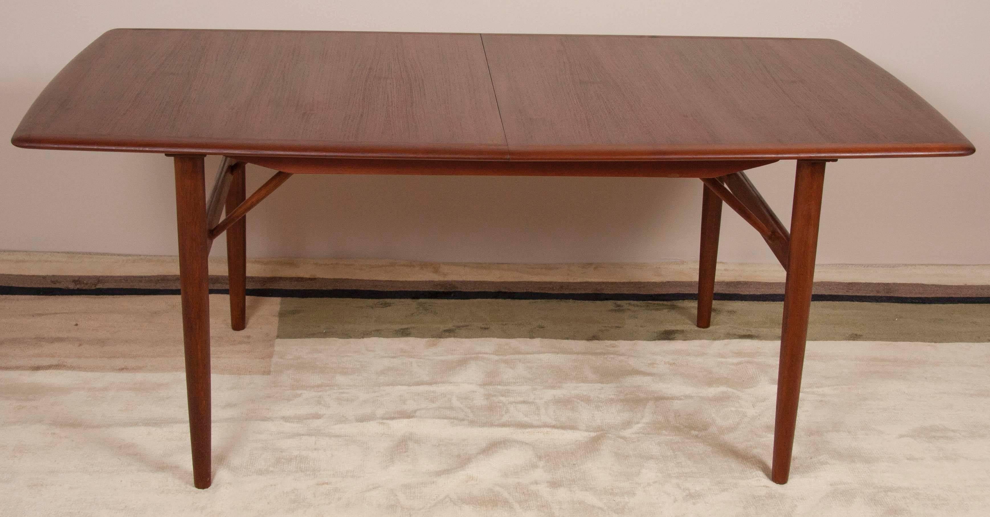Povl Dinesen PD 700 Dining Table In Excellent Condition In Stamford, CT
