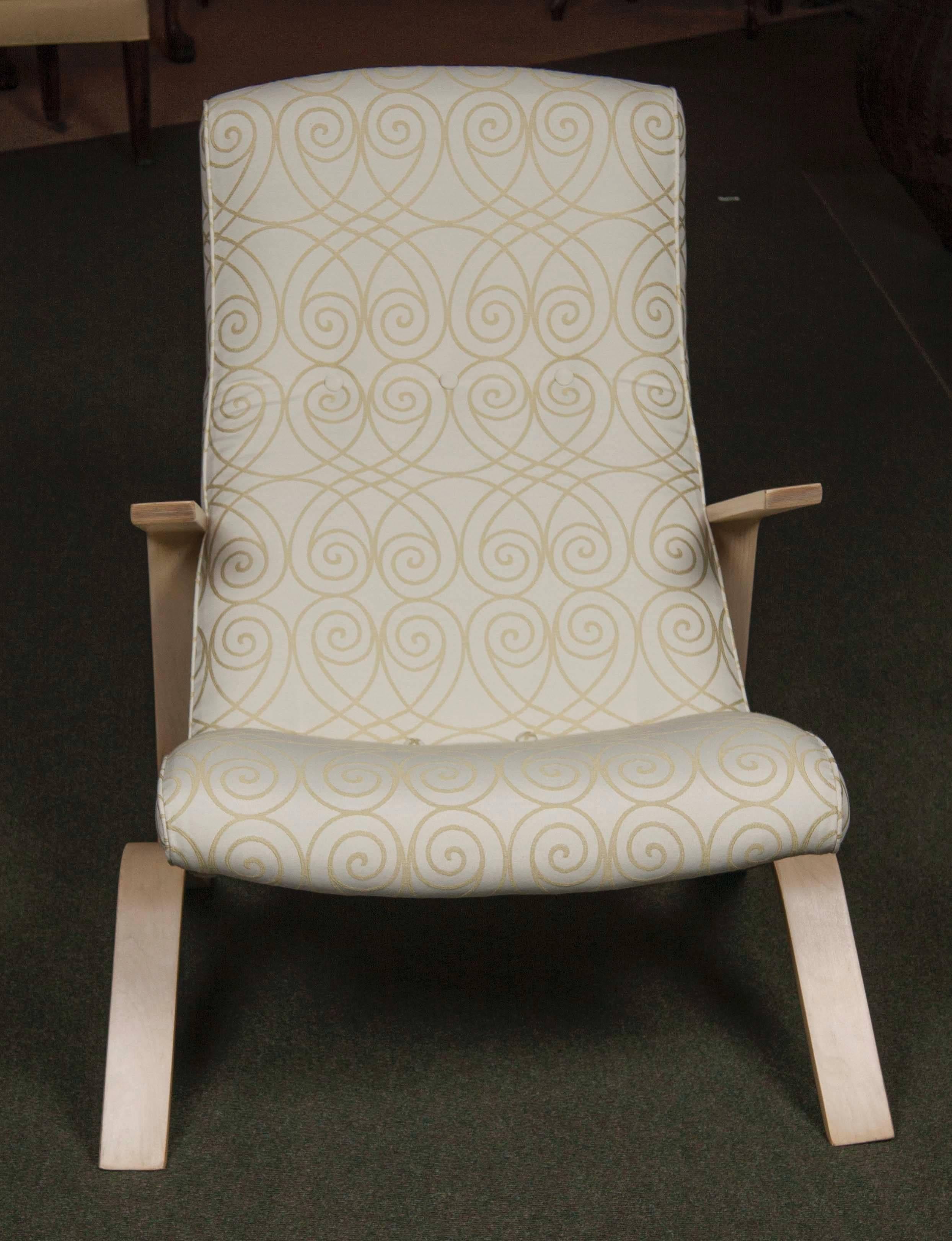 Ein neu gepolsterter Grashüpfer-Stuhl im Stil von Eero Saarinen für Knoll.
 