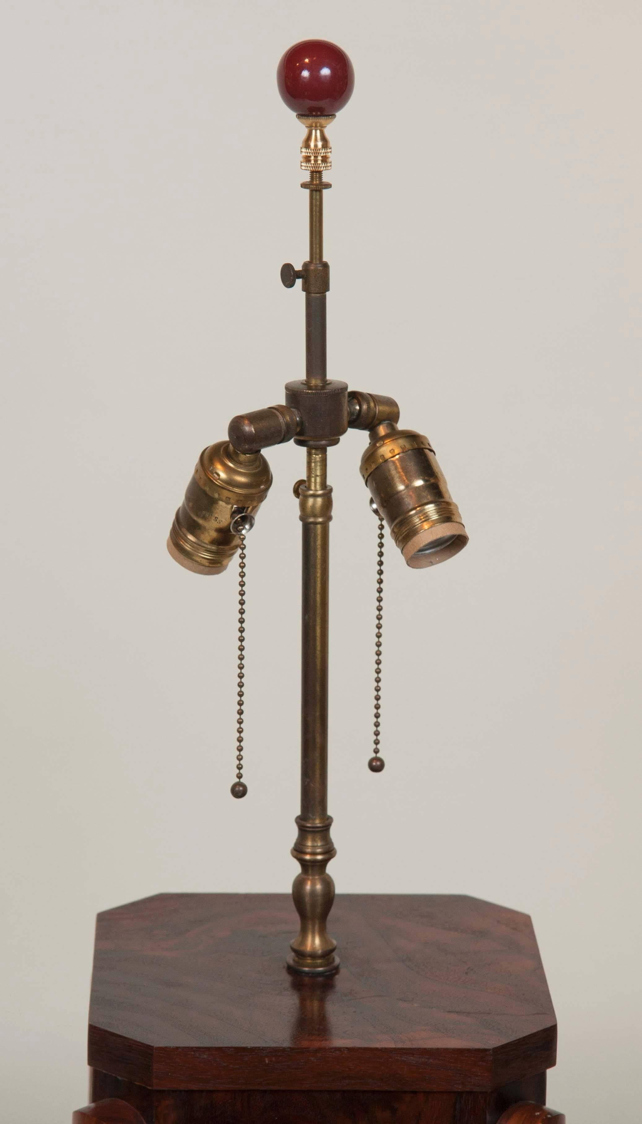 20ième siècle Grande lampe de table en acajou lustré de style artisanal en vente
