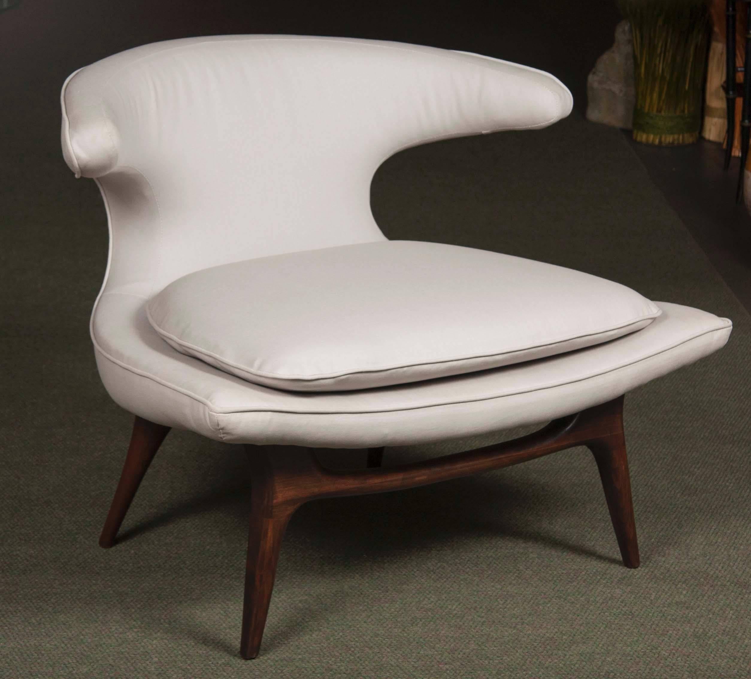 A fantastic Mid-Century lounge chair designed by Karpen of California. The 'Horn' lounge chair is the best and most iconic chair designed by Karpen. The chair has a low and wide sculpted seat which curves into the back as well as curving around on