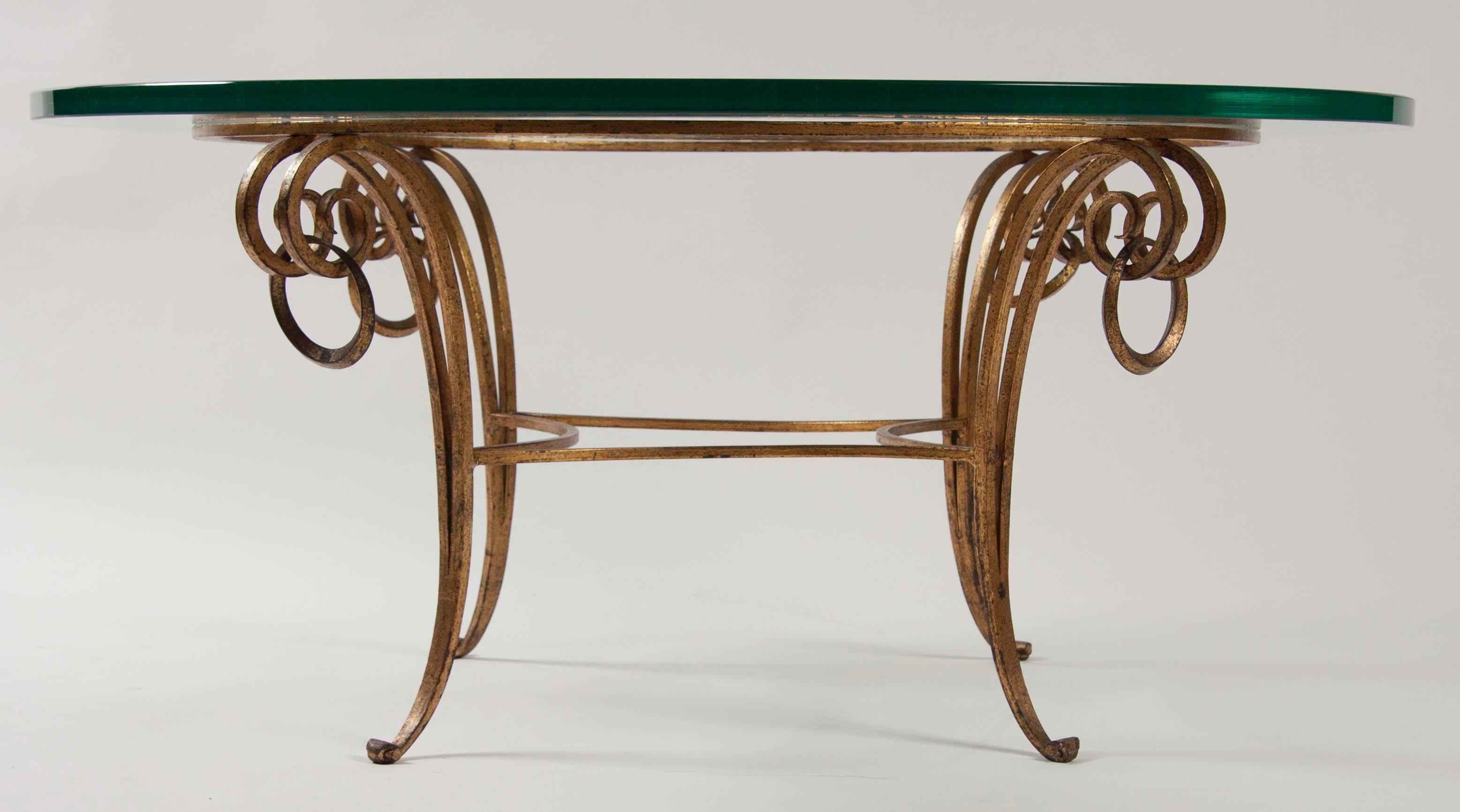 Mesa baja de hierro dorado a la manera de René Drouet Francés en venta