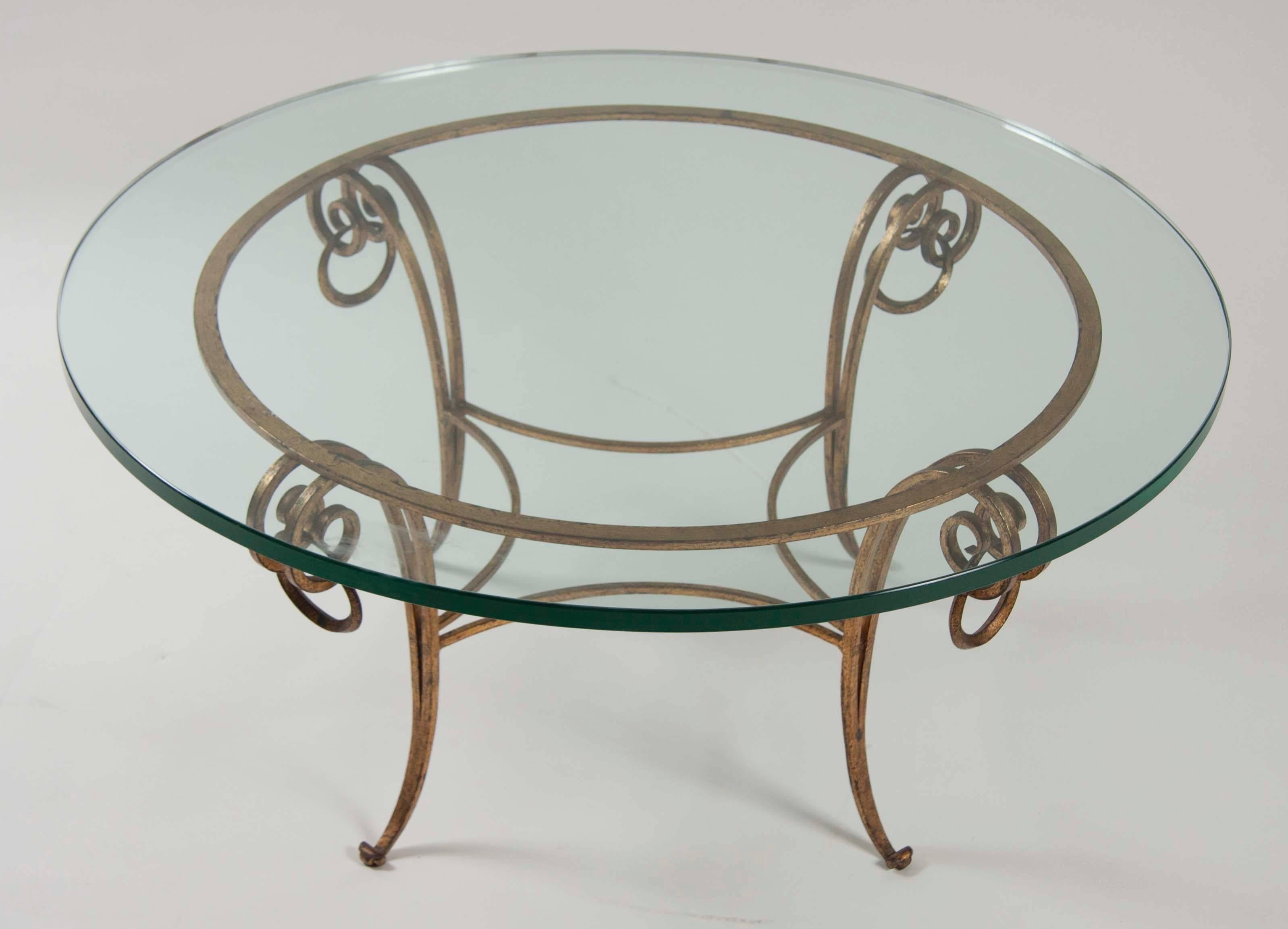 Mesa de centro con tapa de cristal de hierro dorado a la manera de René Drouet, francés.