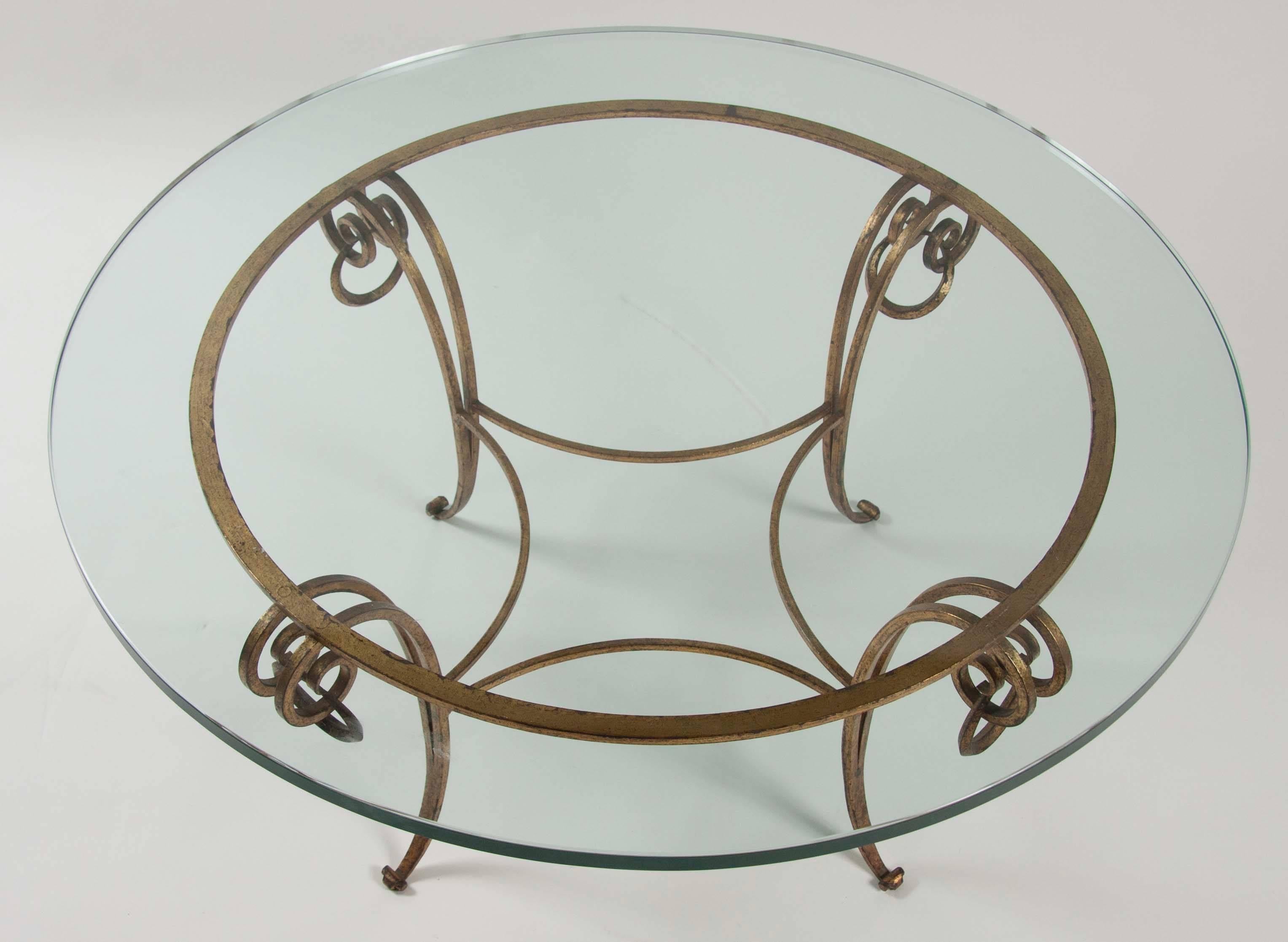 Mesa baja de hierro dorado a la manera de René Drouet Vidrio en venta