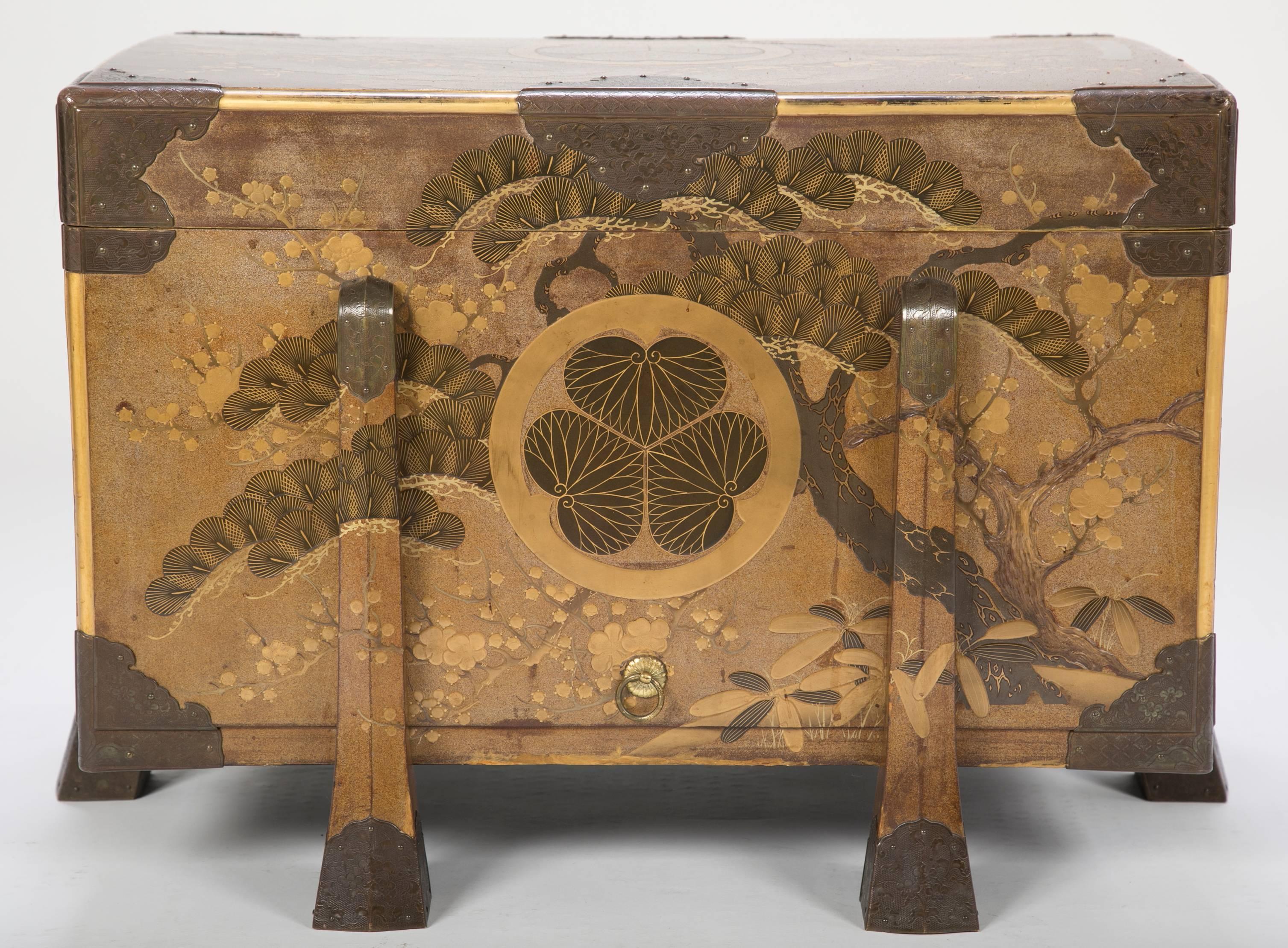 Japanese Gilt and Lacquered Karabitsu (Trunk) with Lotus Leaf Mon In Good Condition In Stamford, CT