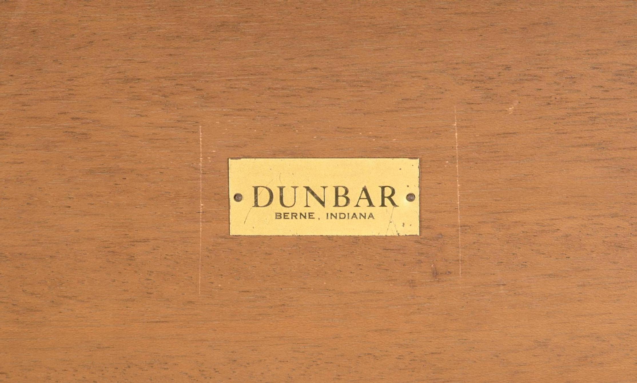 Table de bibliothèque en acajou faite sur mesure par Edward Wormley pour Dunbar avec traverse en laiton en vente 2