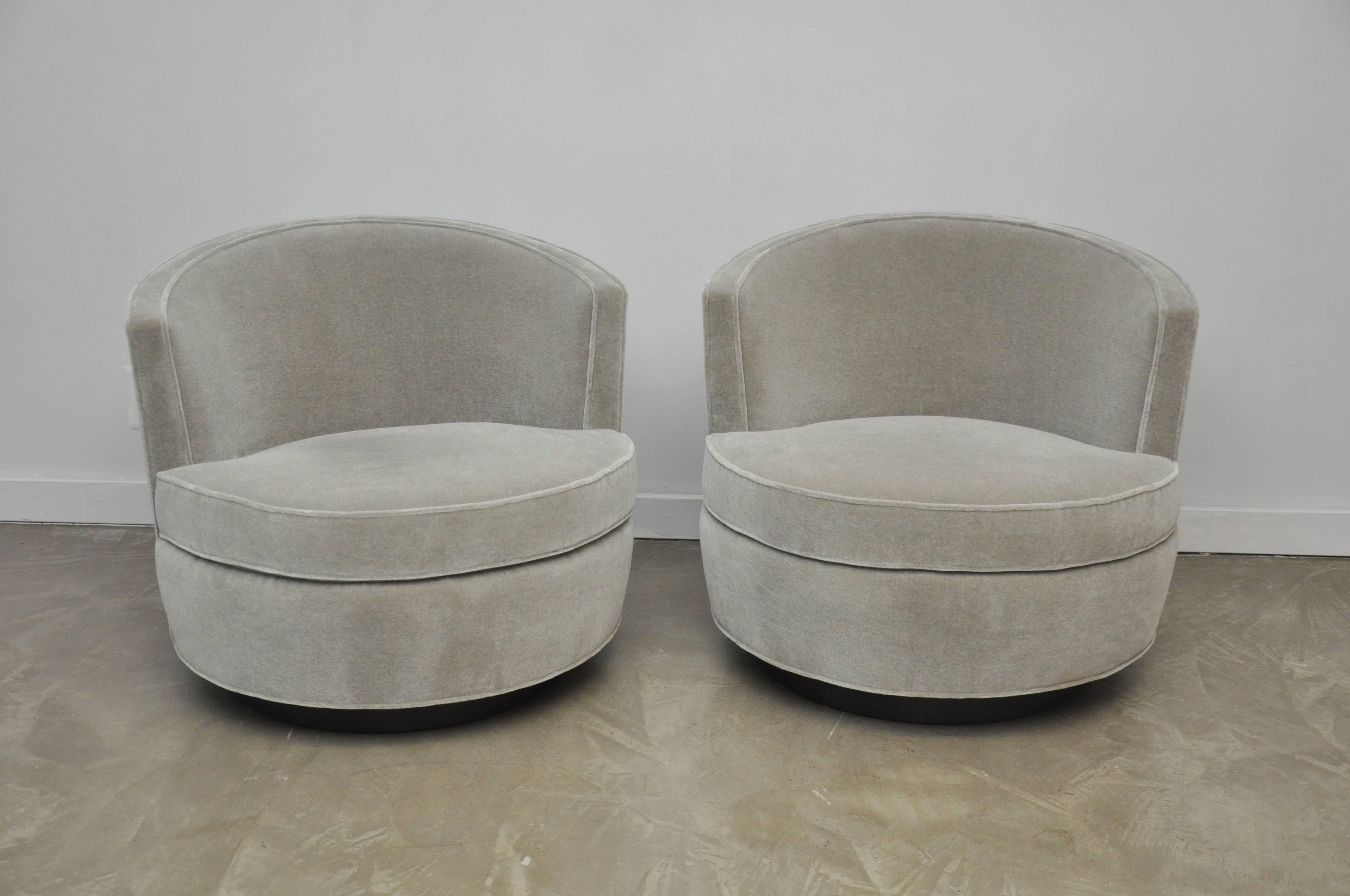 Early Pair of Swivel Chairs by Edward Wormley for Dunbar In Excellent Condition In Chicago, IL