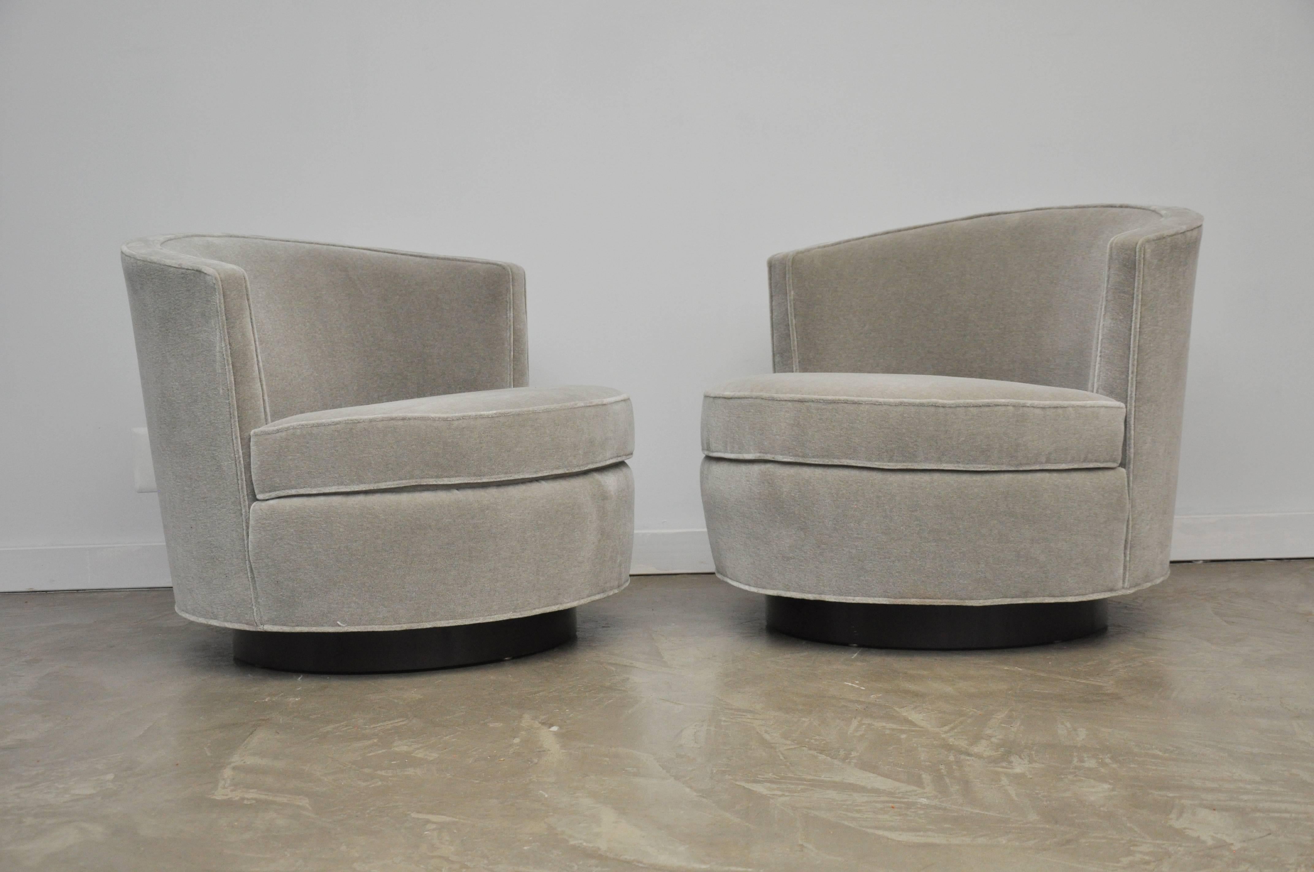 Mid-Century Modern Early Pair of Swivel Chairs by Edward Wormley for Dunbar