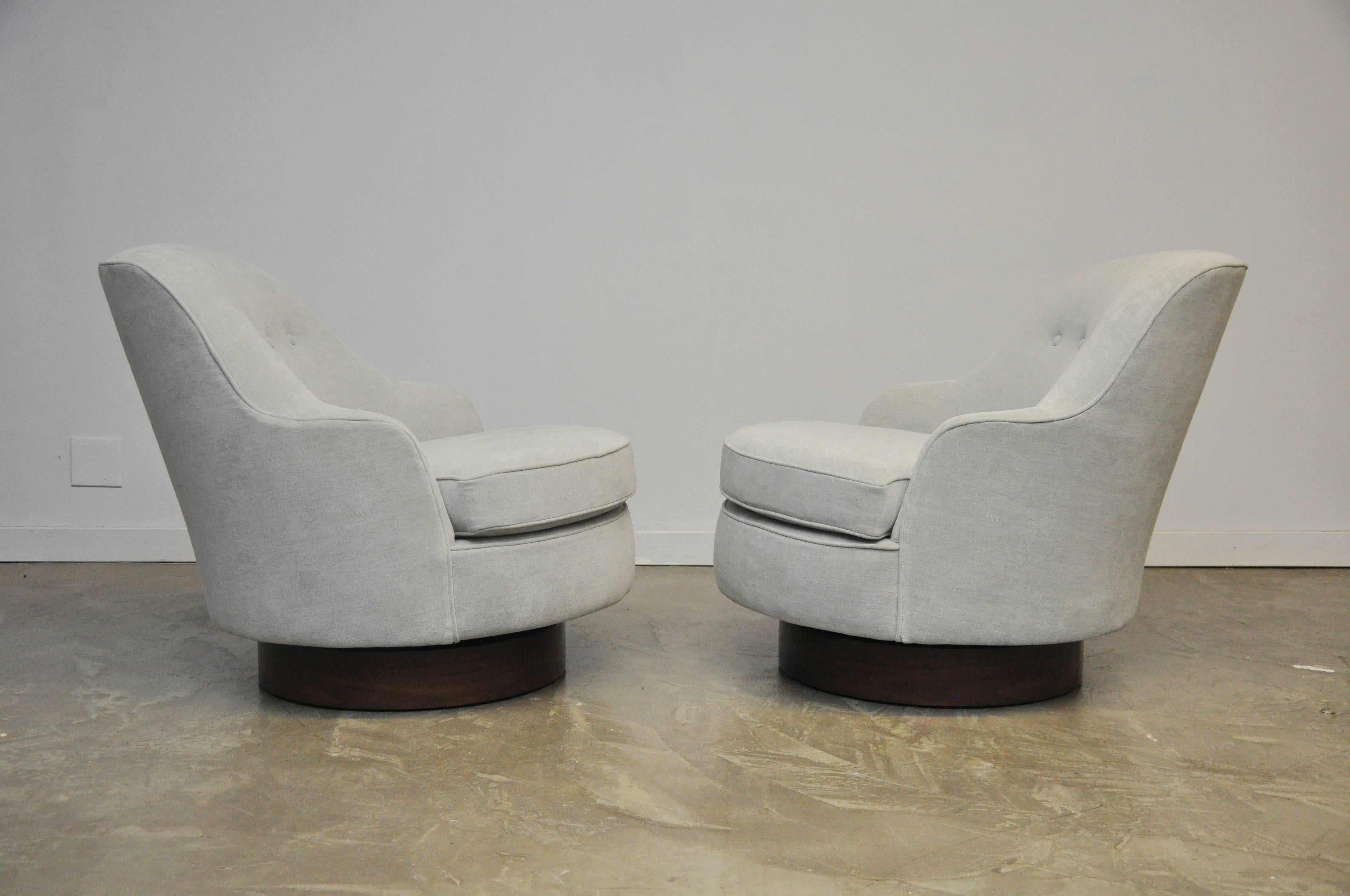 American Milo Baughman Swivel Chairs on Walnut Bases for Directional
