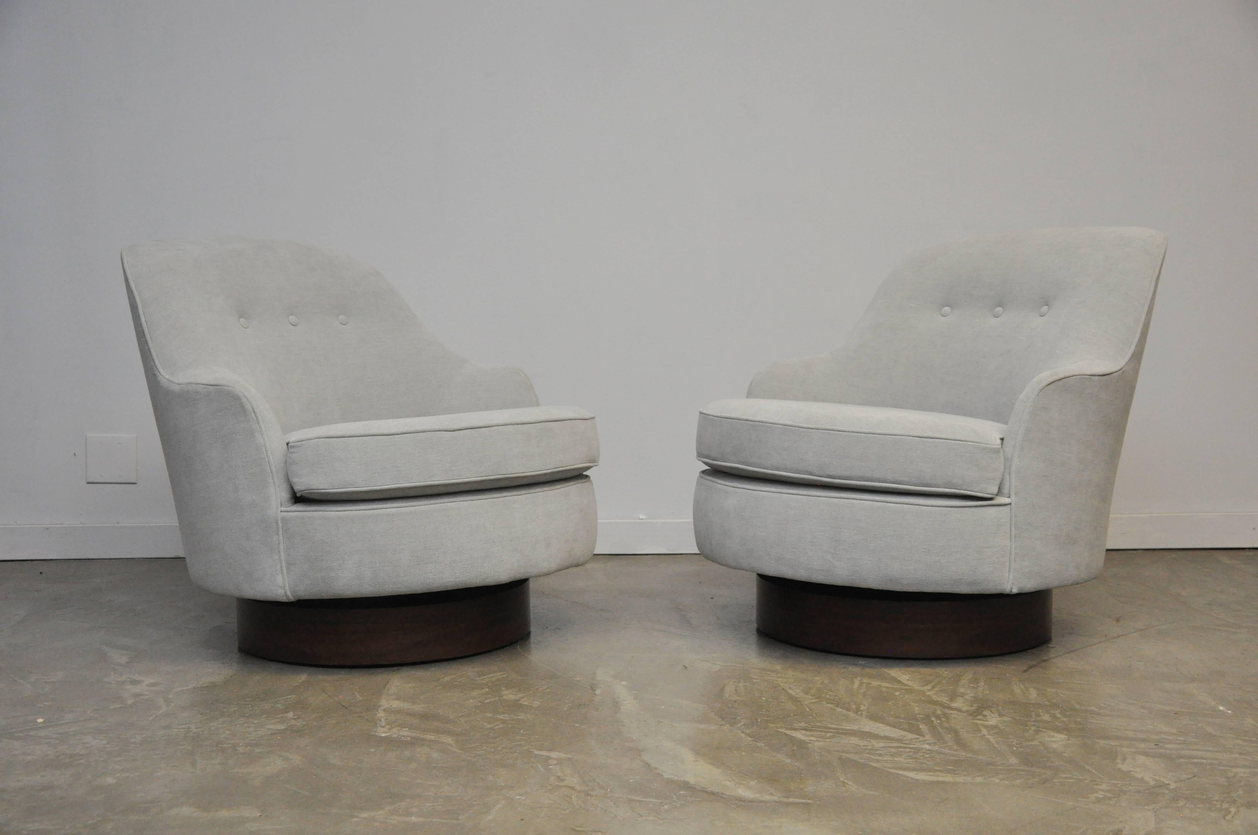 Milo Baughman Swivel Chairs on Walnut Bases for Directional In Excellent Condition In Chicago, IL
