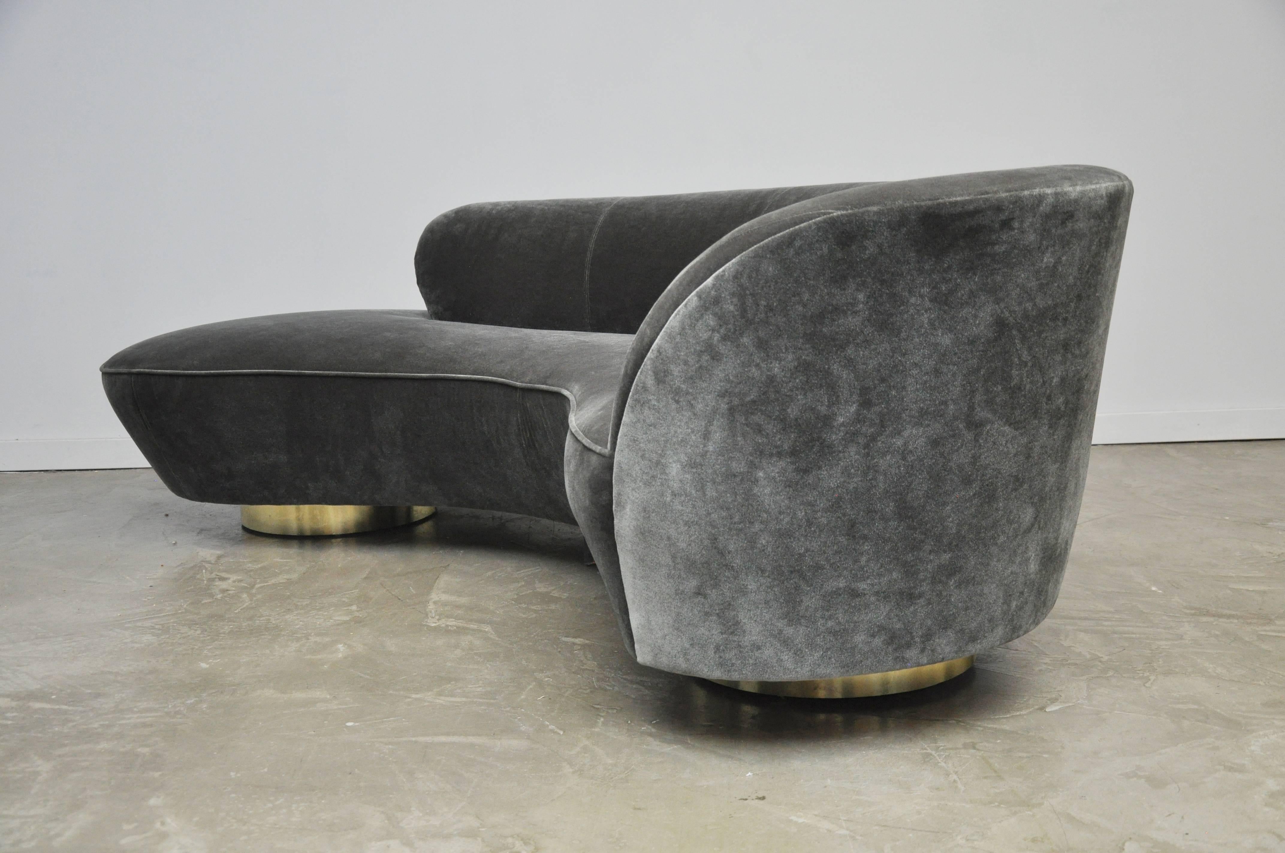 Vladimir Kagan Serpentine Cloud Sofa on Brass Bases In Excellent Condition In Chicago, IL