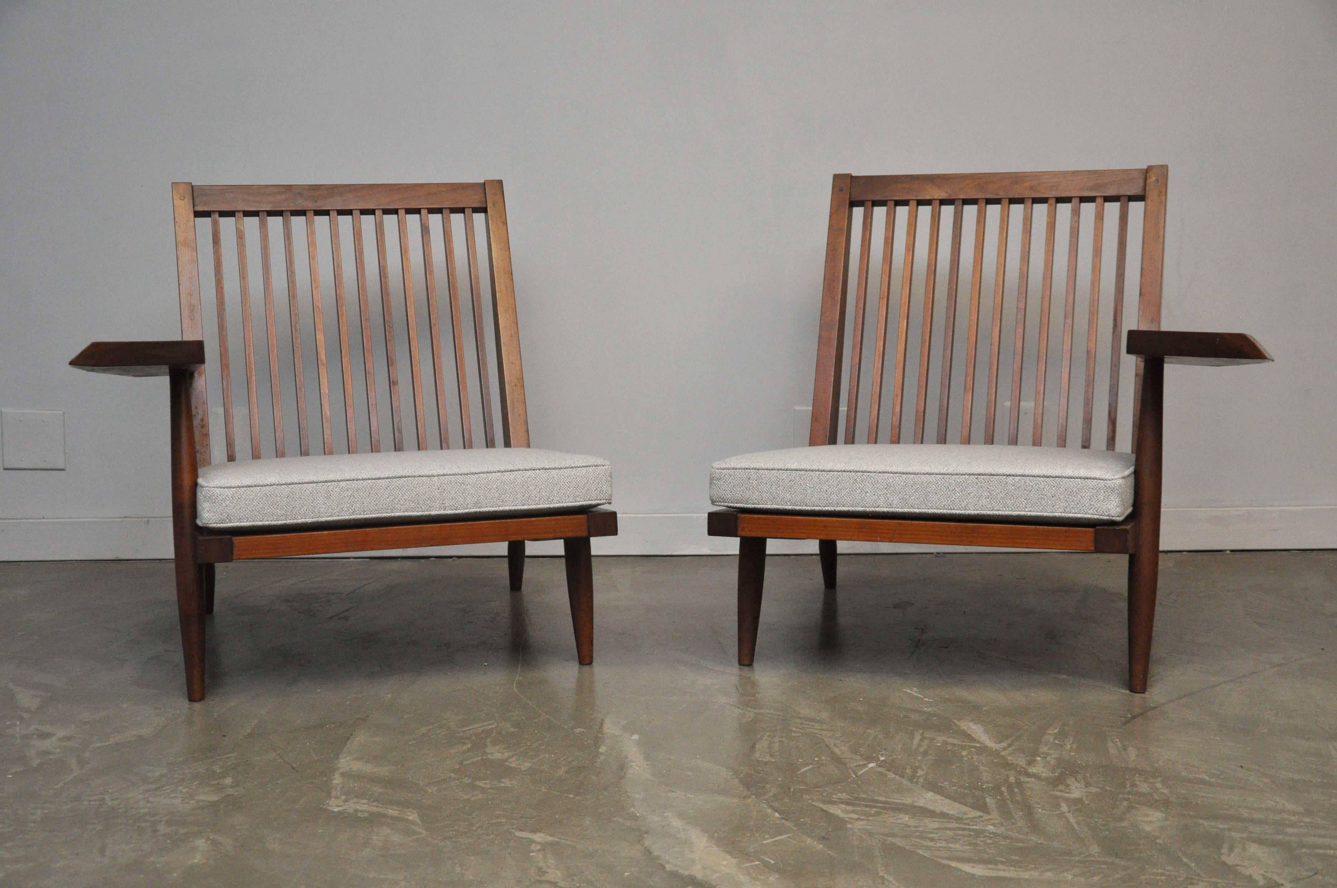 Cherry Spindle Back Lounge Chairs by George Nakashima with Live Edge Arms, 1955 In Excellent Condition In Chicago, IL