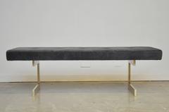 Freischwingende Bank mit gebürstetem Bronzefuß