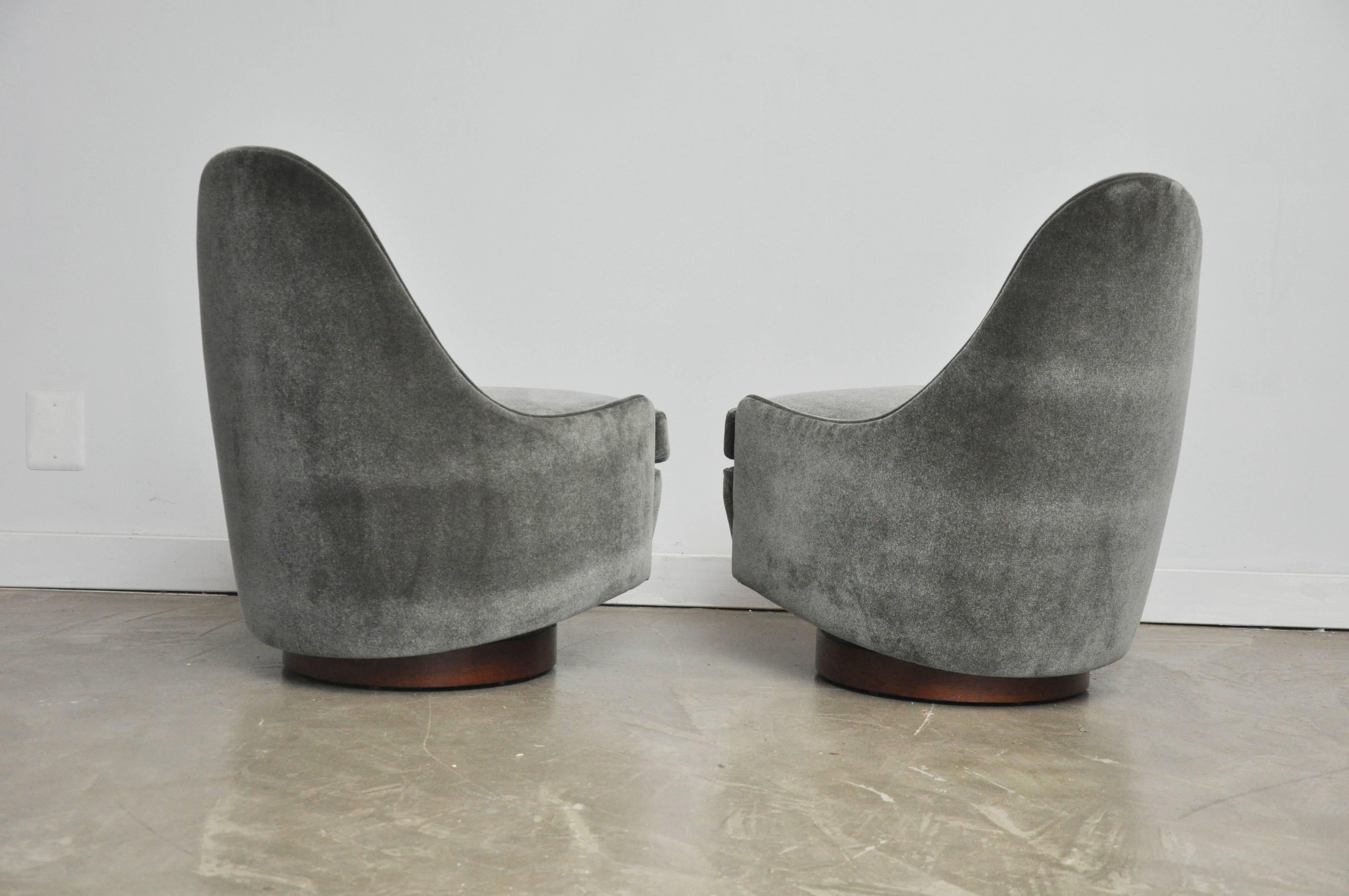 Milo Baughman Tear Drop Swivel Lounge Chairs In Excellent Condition In Chicago, IL