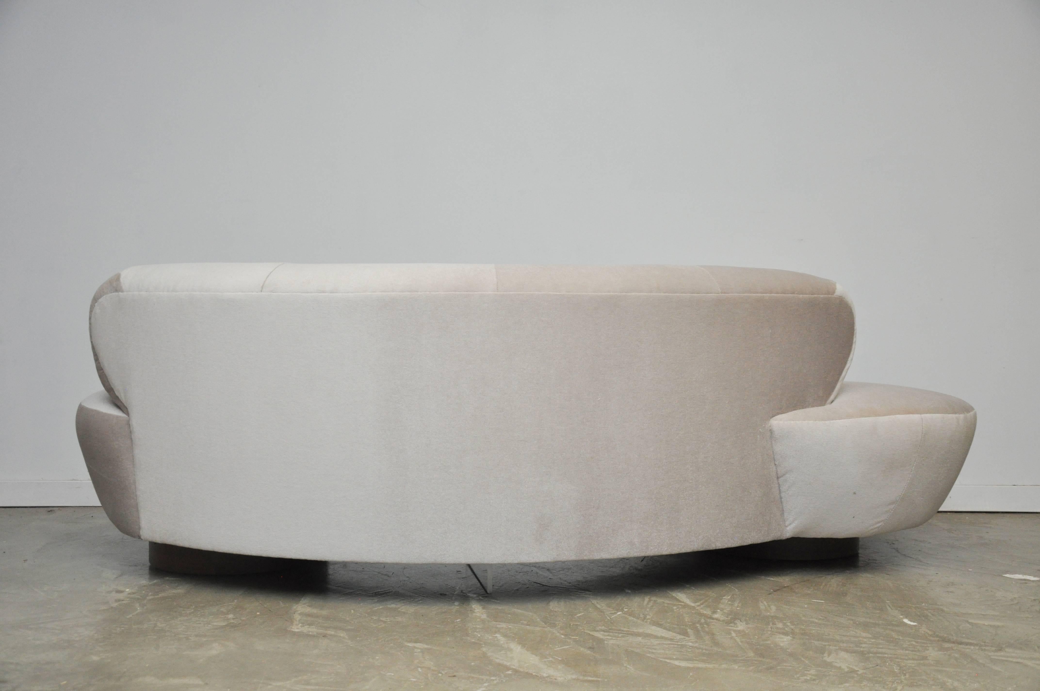 Vladimir Kagan Serpentine Sofas on Walnut Bases In Excellent Condition In Chicago, IL