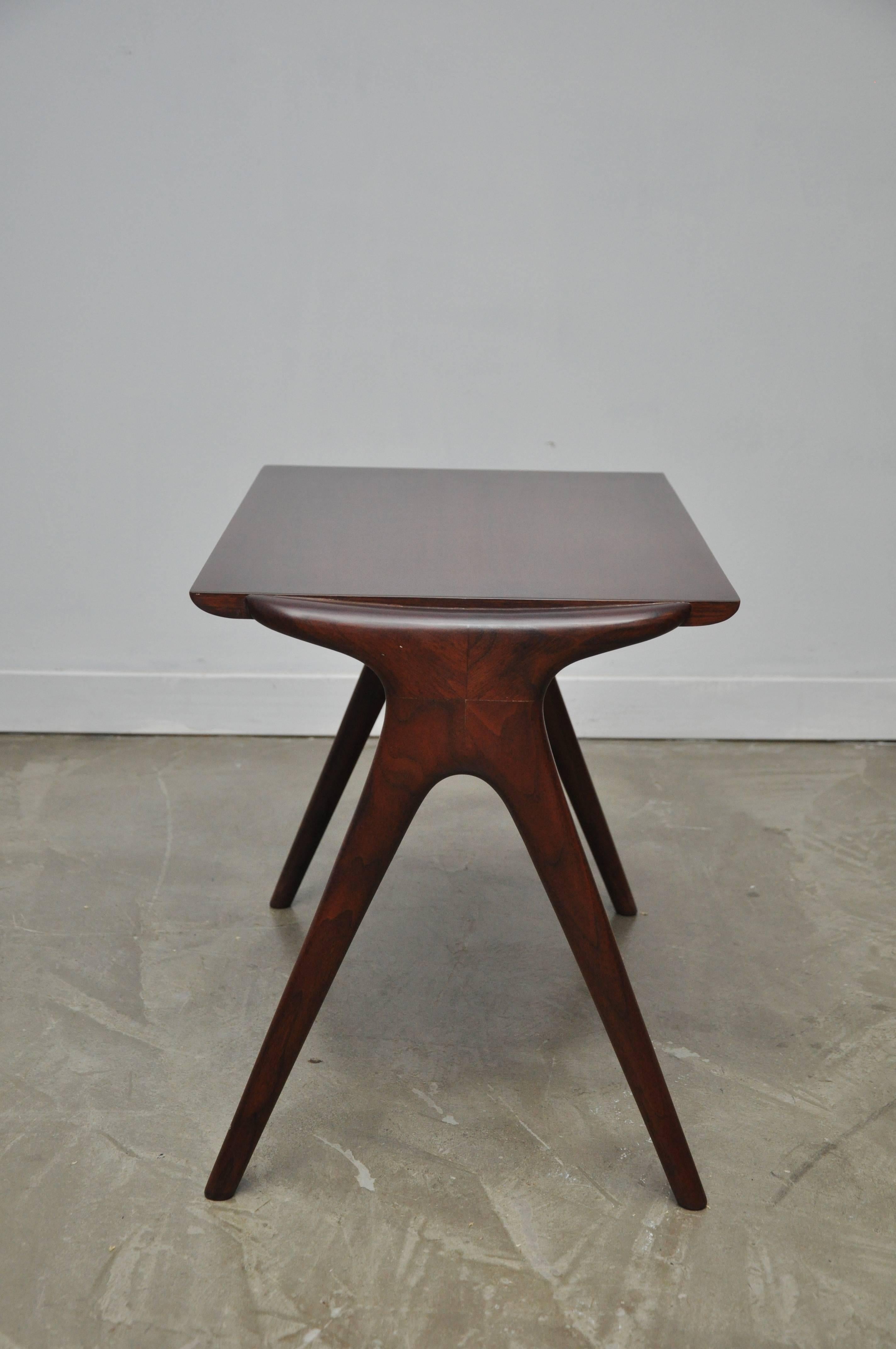 We are proud to present this walnut side table. Beautiful sculptural form. Designed by Vladimir Kagan for Kagan-Dreyfuus, signed 
