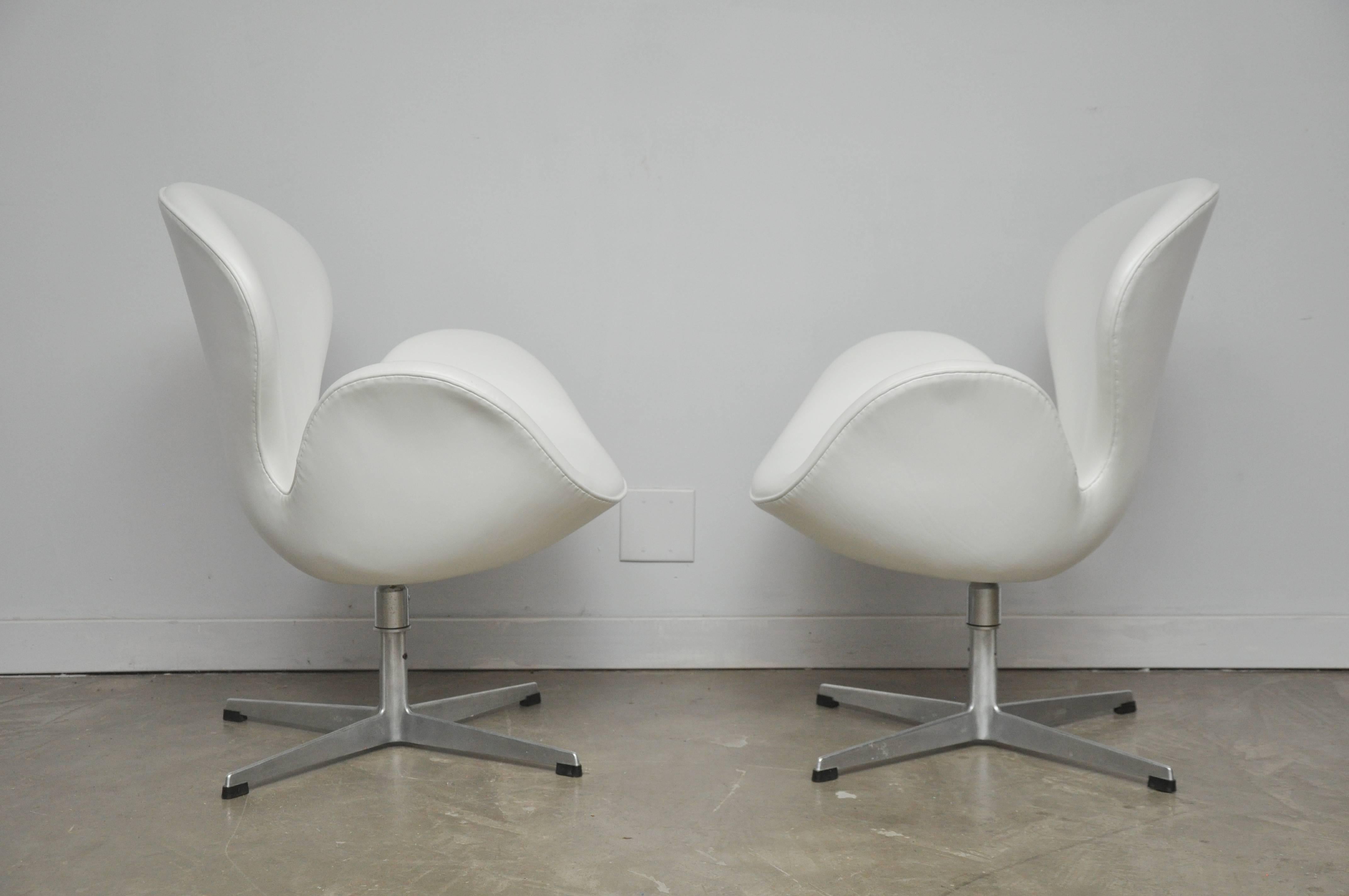 Early Model Swan Chairs by Arne Jacobsen, Swivel & Tilt In Excellent Condition In Chicago, IL