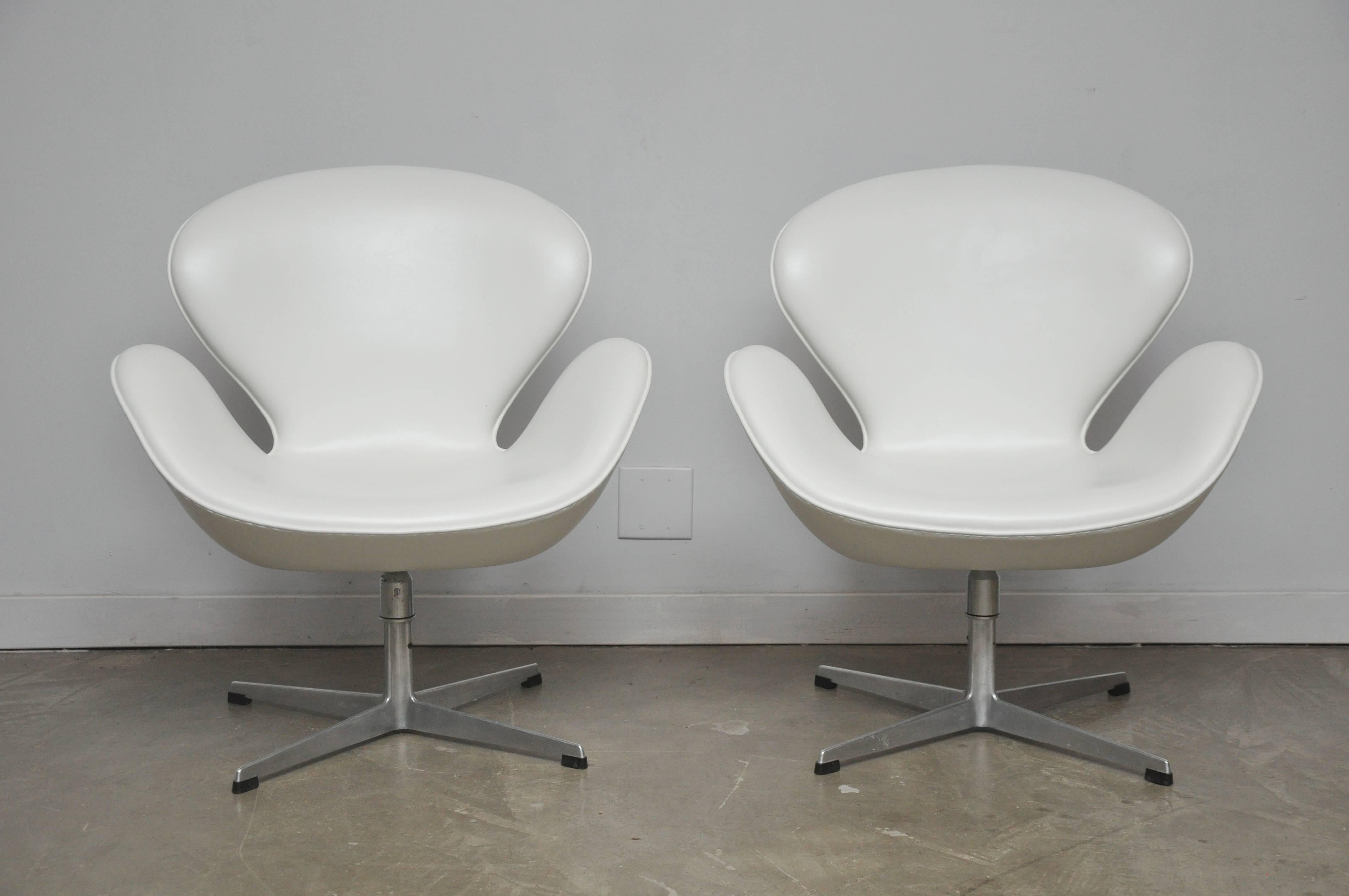American Early Model Swan Chairs by Arne Jacobsen, Swivel & Tilt