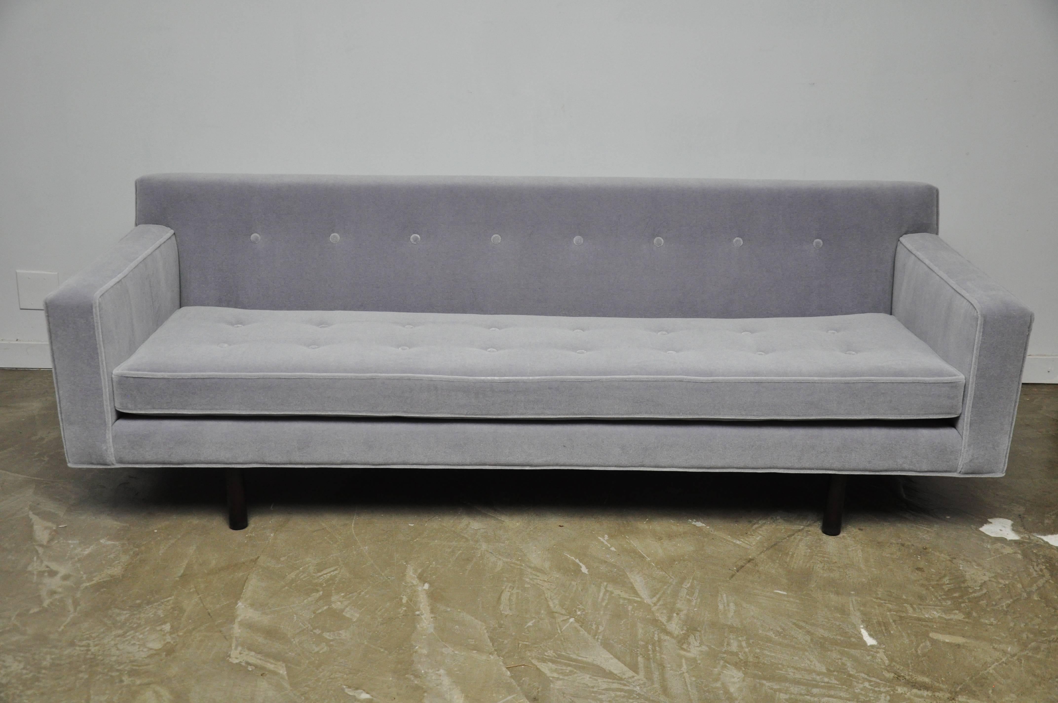 Das Sofa steht auf Beinen aus espressofarbenem Mahagoni. Entworfen von Edward Wormley in den 1950er Jahren.