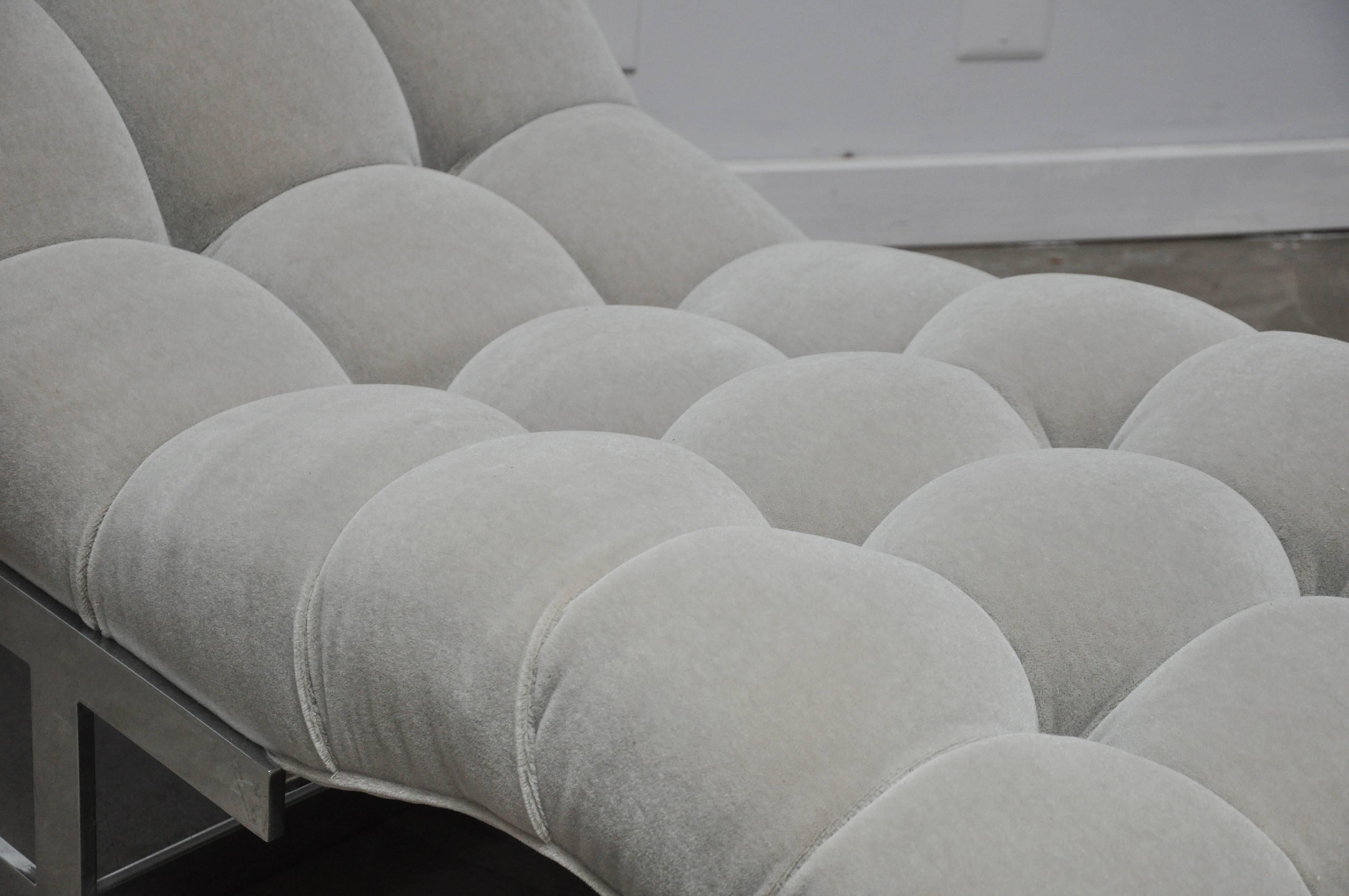 Wave Chaise in Grey Mohair, circa 1970s In Excellent Condition In Chicago, IL