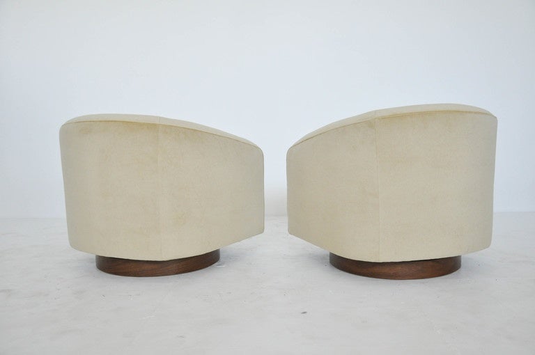 Milo Baughman Swivel Chairs on Walnut Bases 1