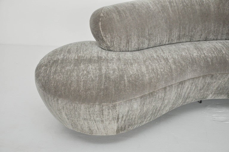 Vladimir Kagan Serpentine Sofa In Excellent Condition In Chicago, IL