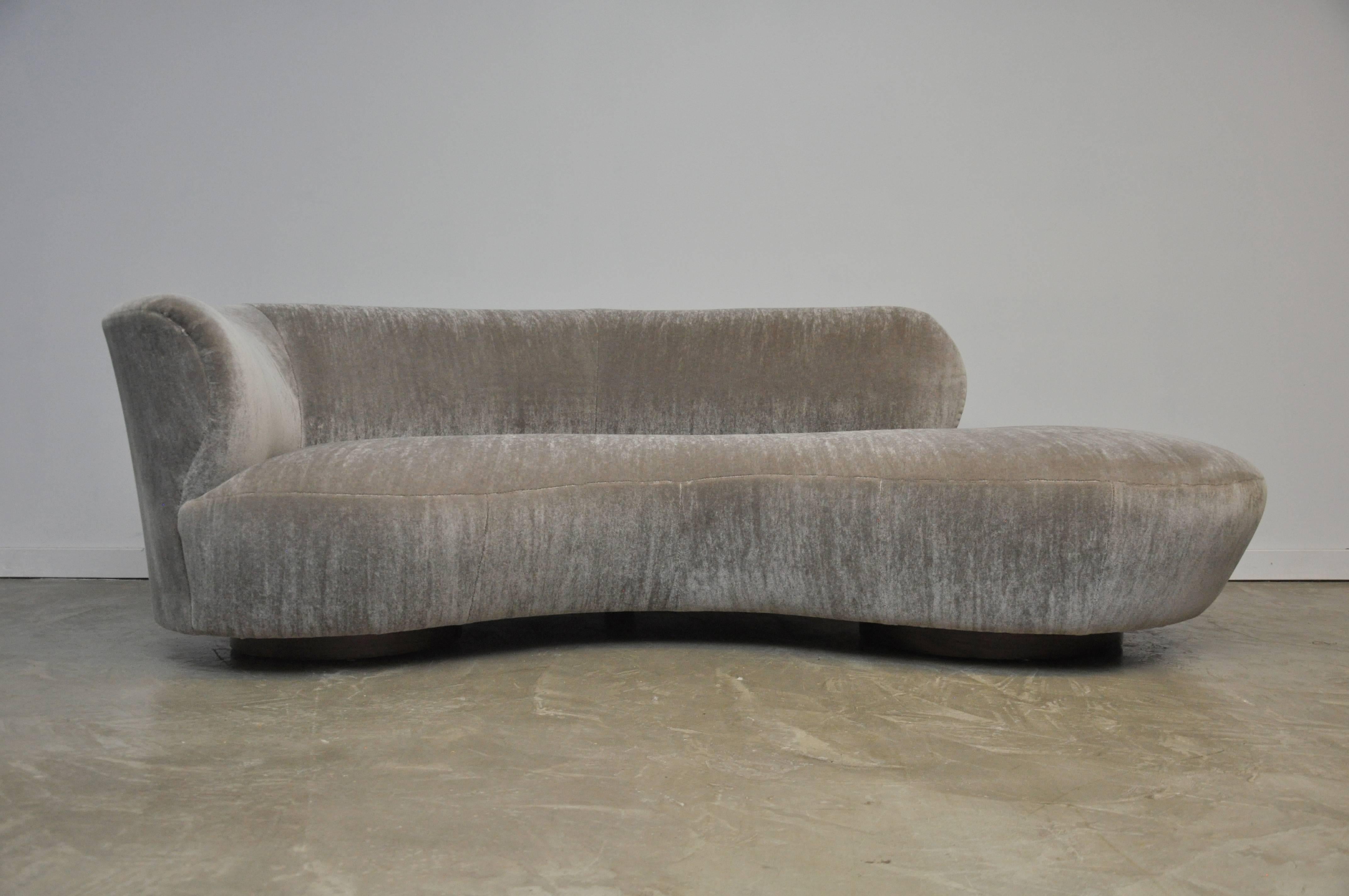 Vladimir Kagan Serpentine Sofa with Ottoman, Directional, circa 1980 In Excellent Condition In Chicago, IL