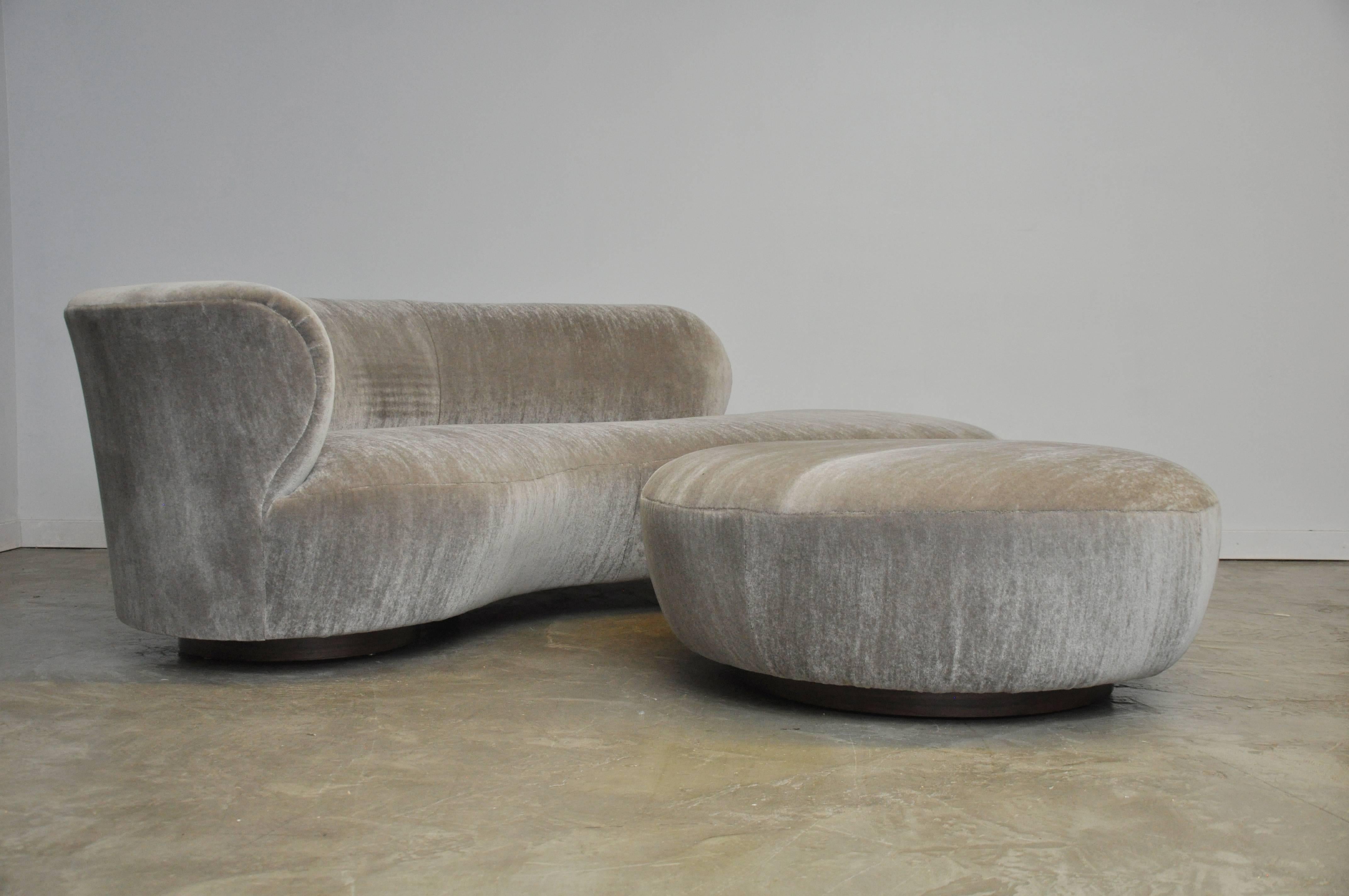 American Vladimir Kagan Serpentine Sofa with Ottoman, Directional, circa 1980