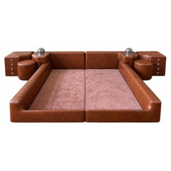 Cama con plataforma «Tucroma» de Guido Faleschini, de i4 Mariani Pace, Italia