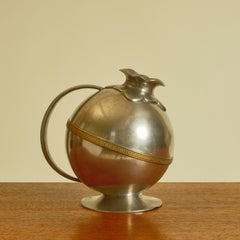 Vaso/ brocca con manico in peltro lucido svedese del 1930 di JL Hultman