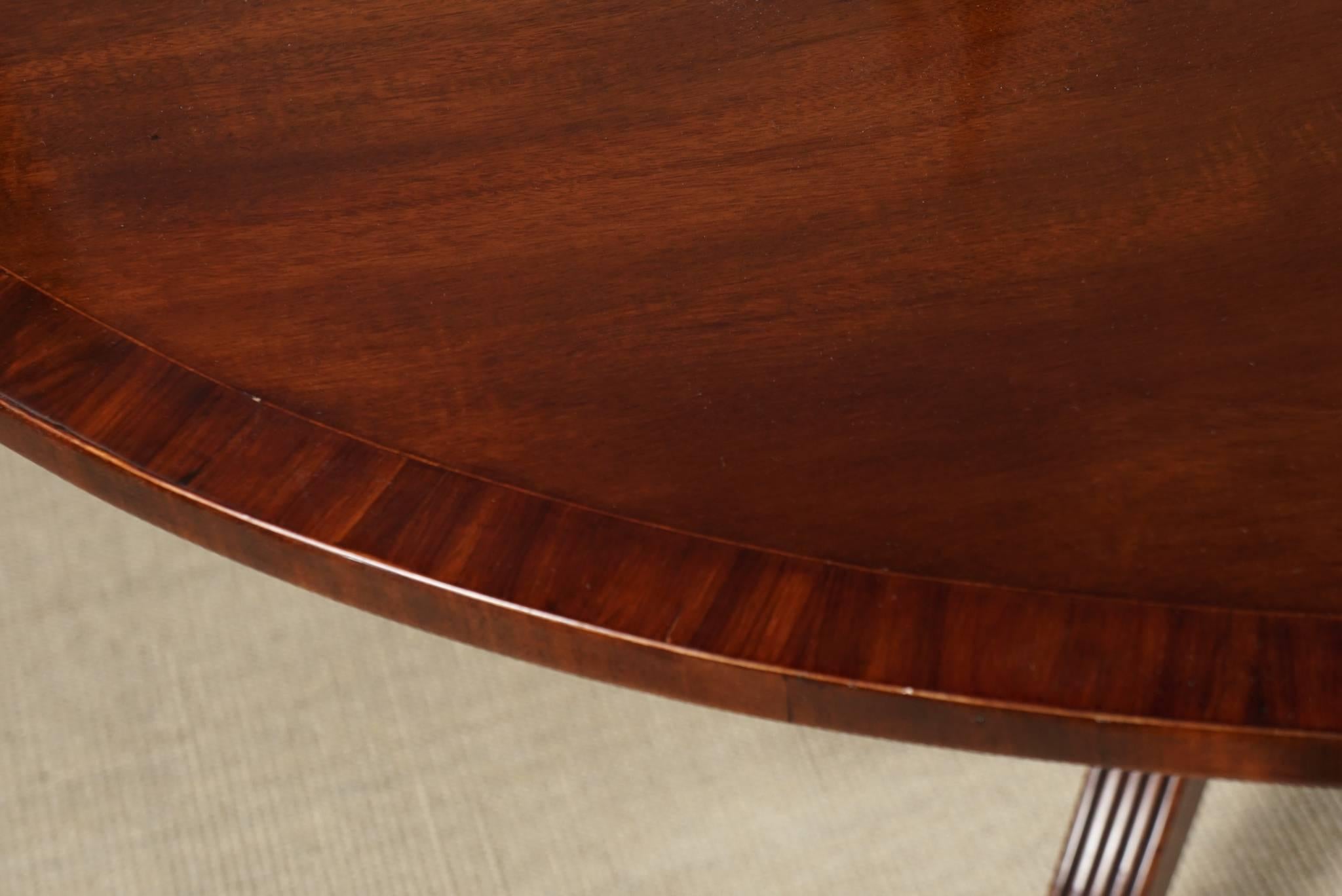 George III 18th Century English Mahogany Oval Tilt-Top Breakfast Table For Sale