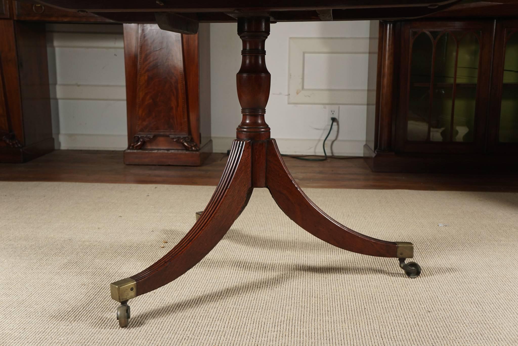 Cross-Banded 18th Century English Mahogany Oval Tilt-Top Breakfast Table For Sale