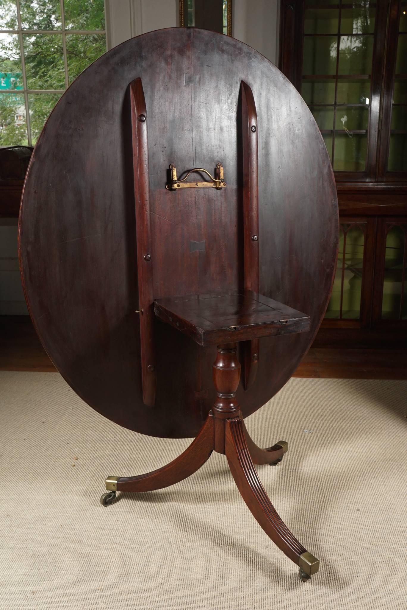 18th Century English Mahogany Oval Tilt-Top Breakfast Table In Excellent Condition For Sale In Millbrook, NY