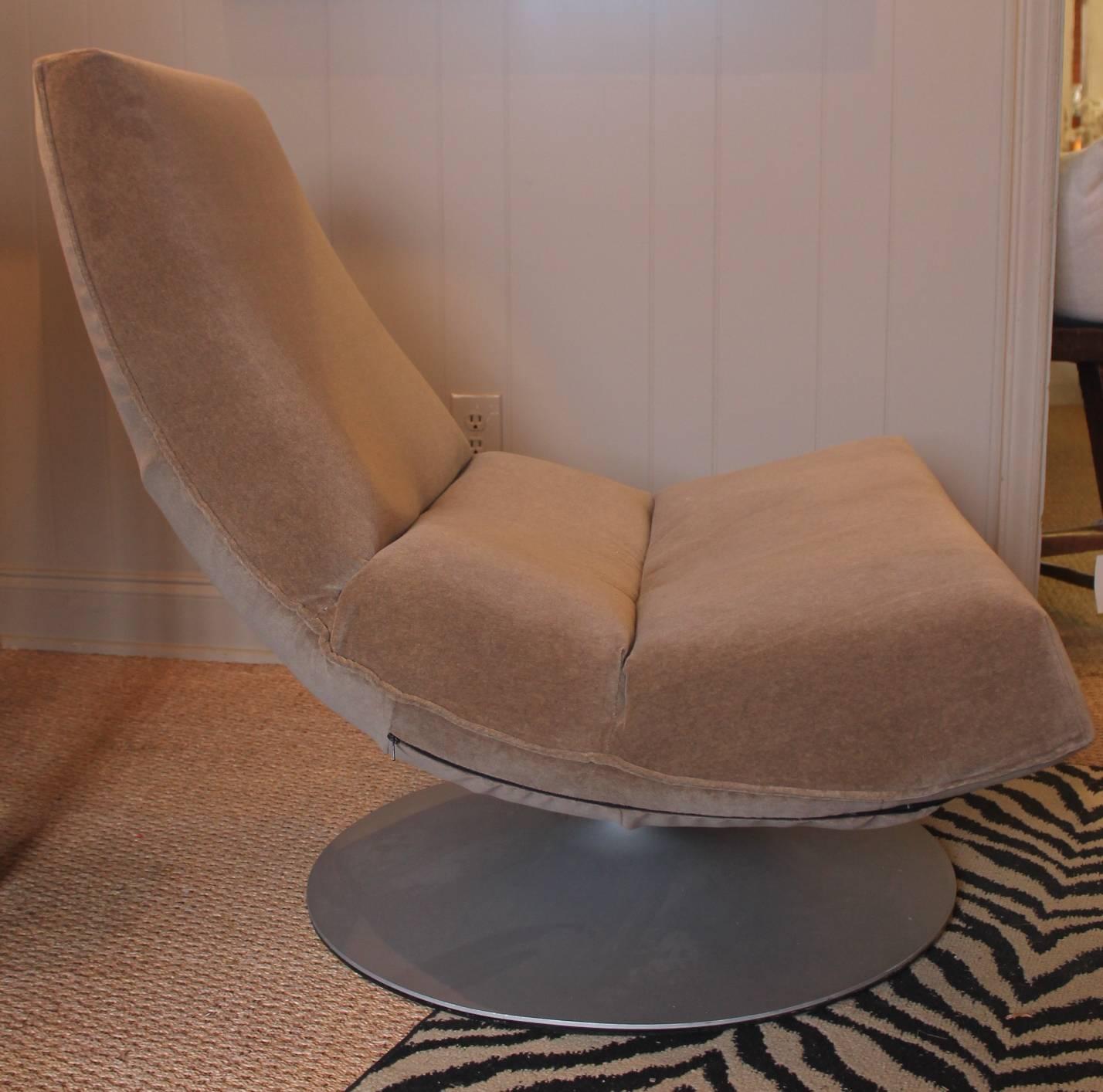 Italian Mid-Century B & B Italia Swivel Chair For Sale