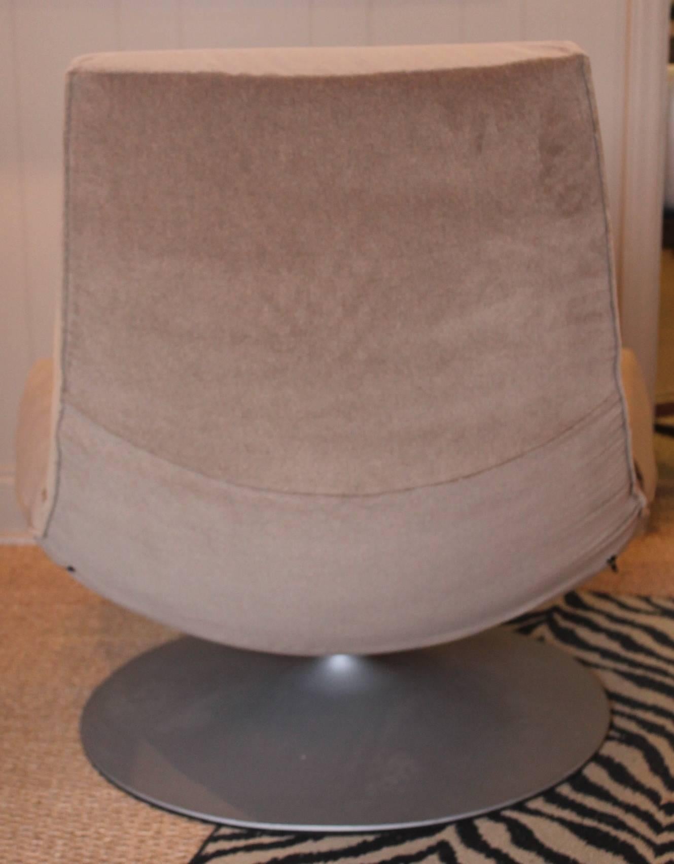 Mid-Century B & B Italia Swivel Chair In Excellent Condition For Sale In Charlotte, NC