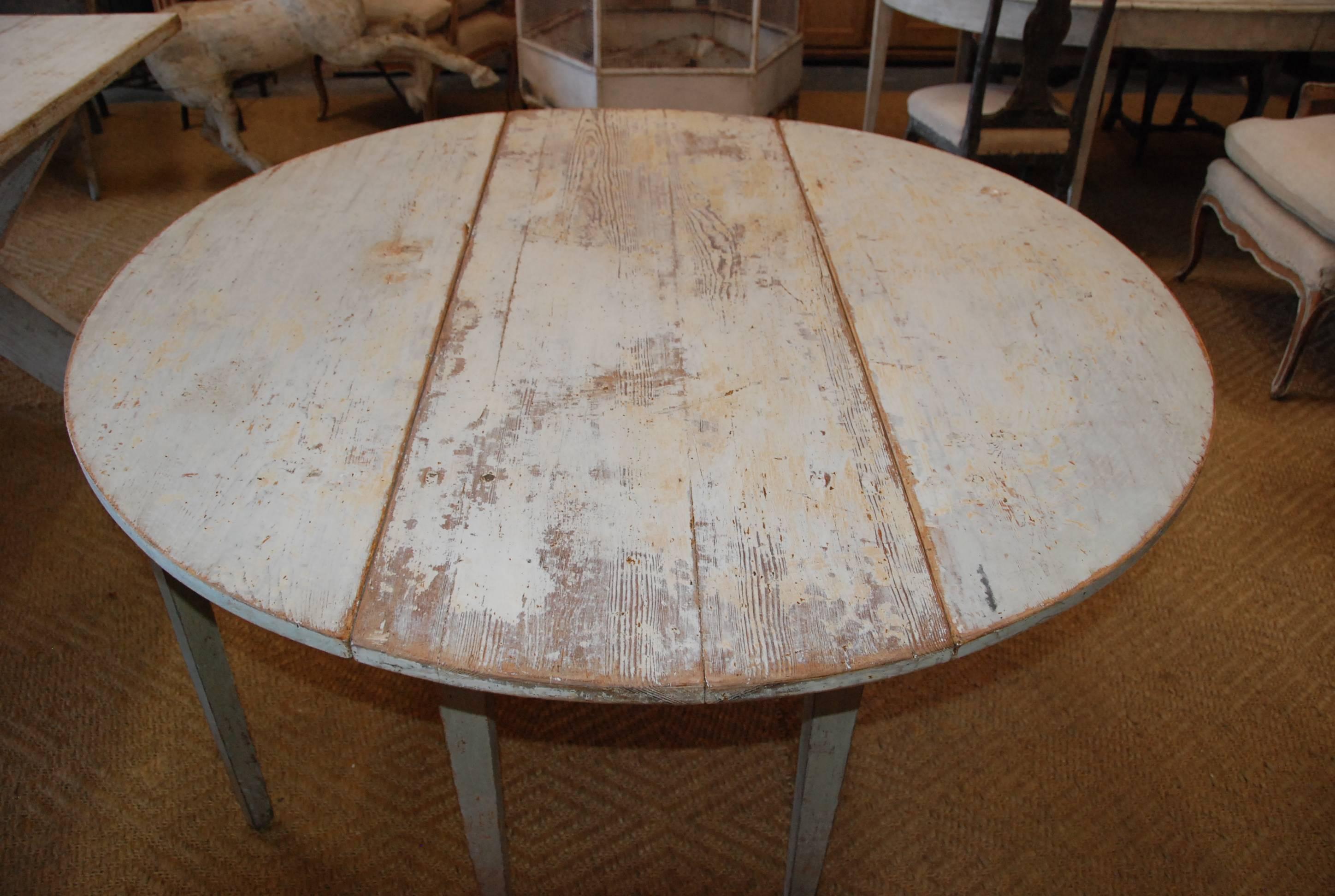 Early 19th Century, Swedish, Drop-Leaf Farm Table In Excellent Condition For Sale In Encinitas, CA