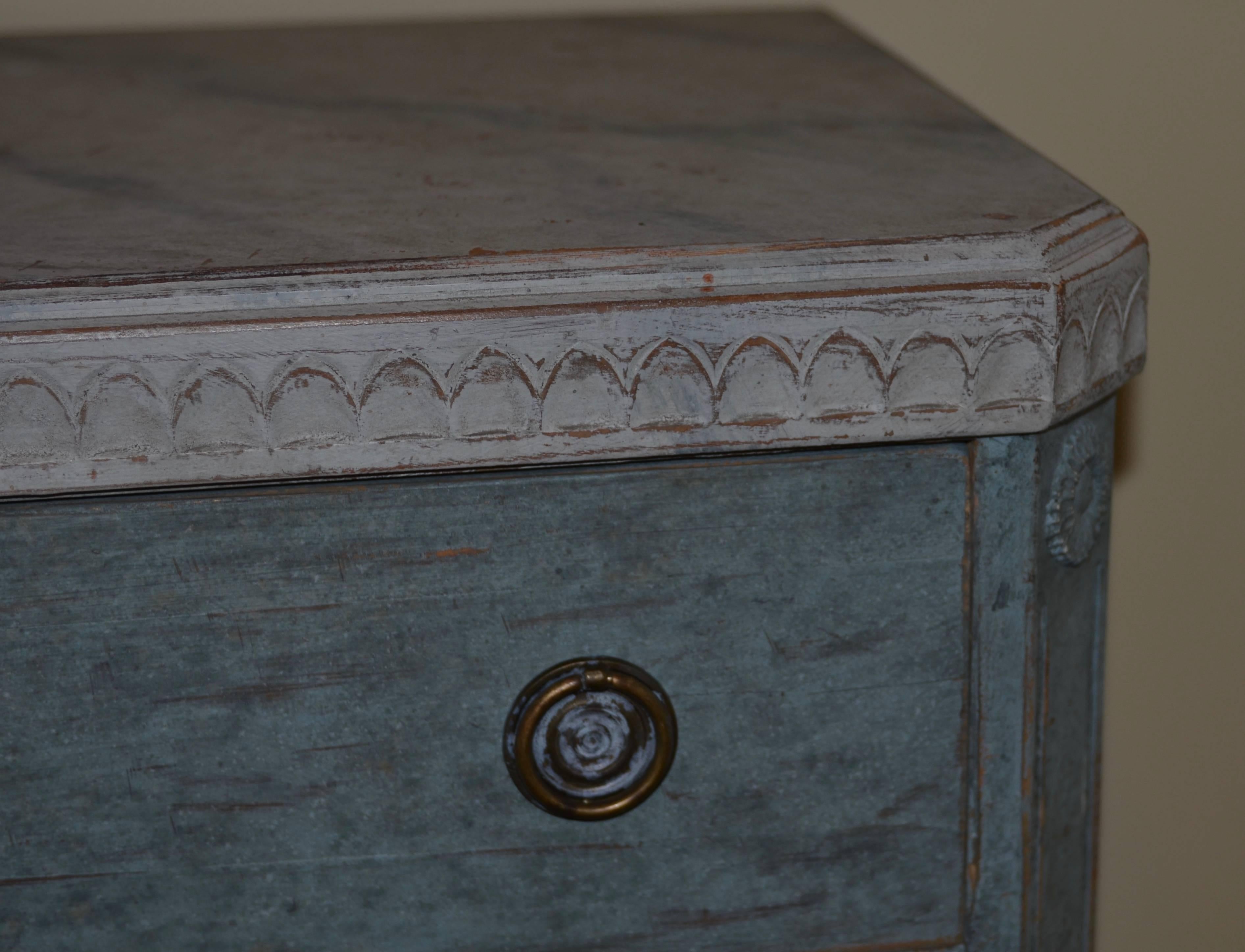 Pair of 19th Century Swedish Gustavian Painted Chests In Good Condition For Sale In Encinitas, CA