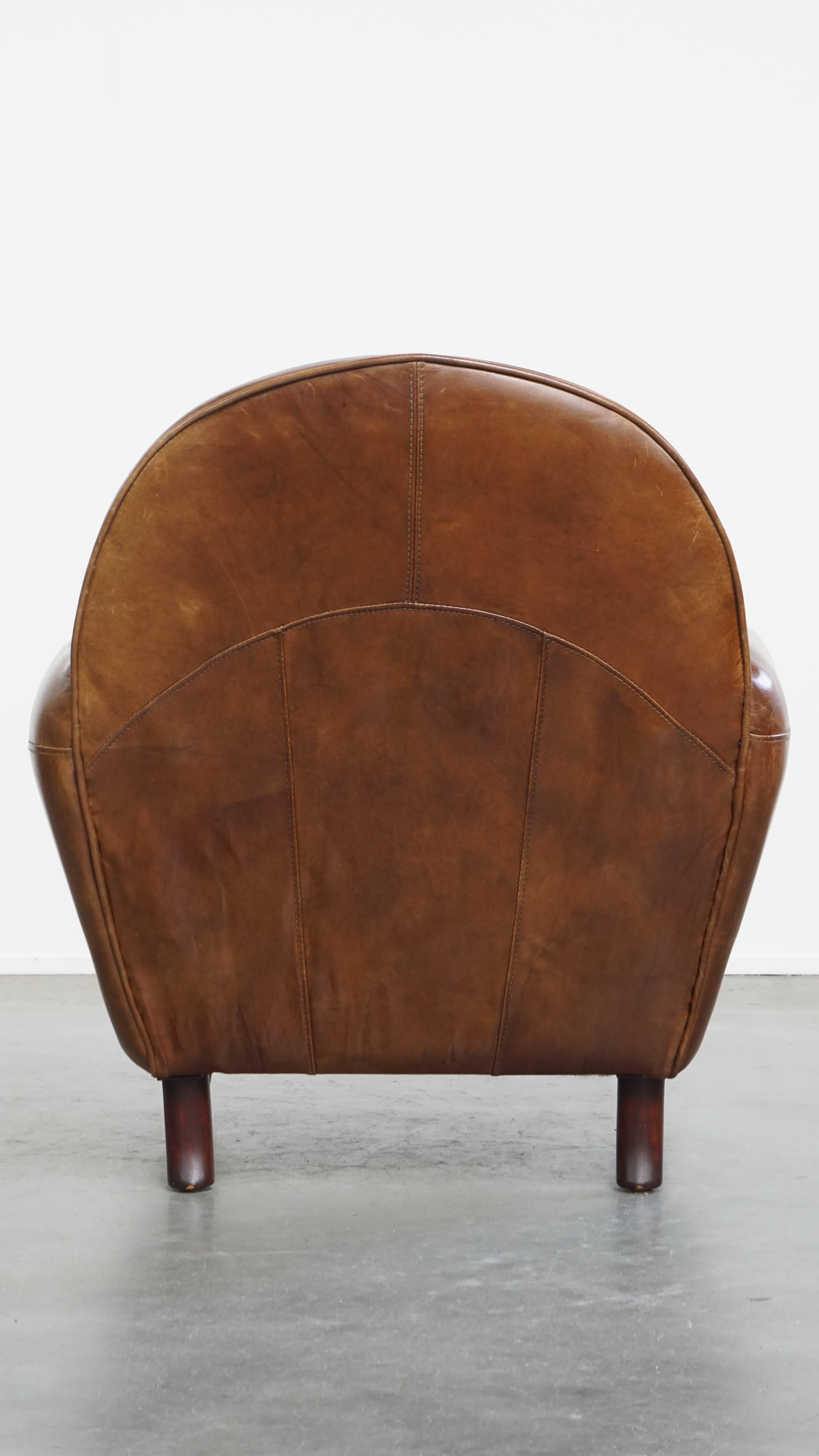 Fait main Fauteuil en cuir de vachette aux formes arrondies en vente